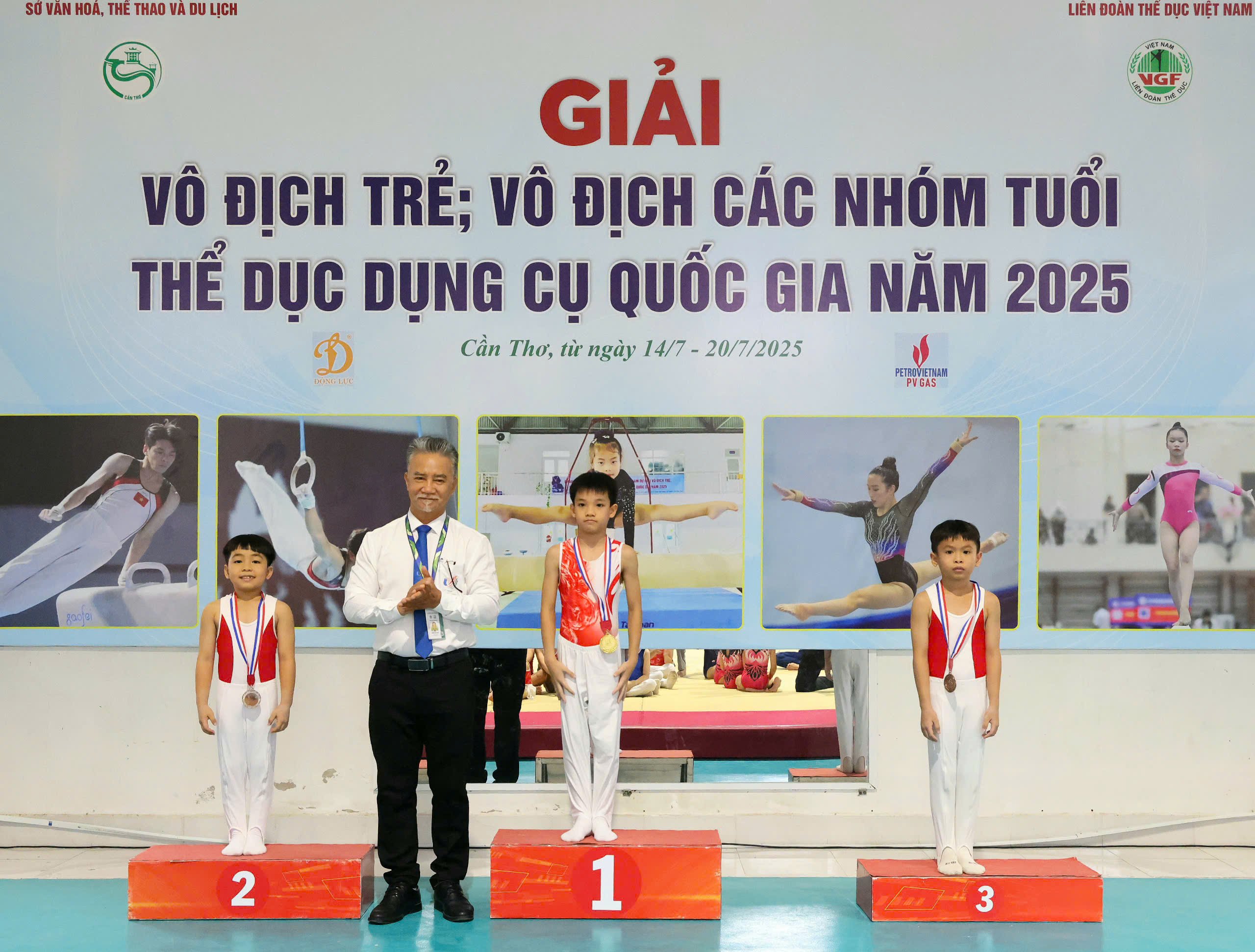 Ông Trần Kim Long - Trưởng ban giám sát Thể dục dụng cụ Nam trao huy chương cho các vận động viên.