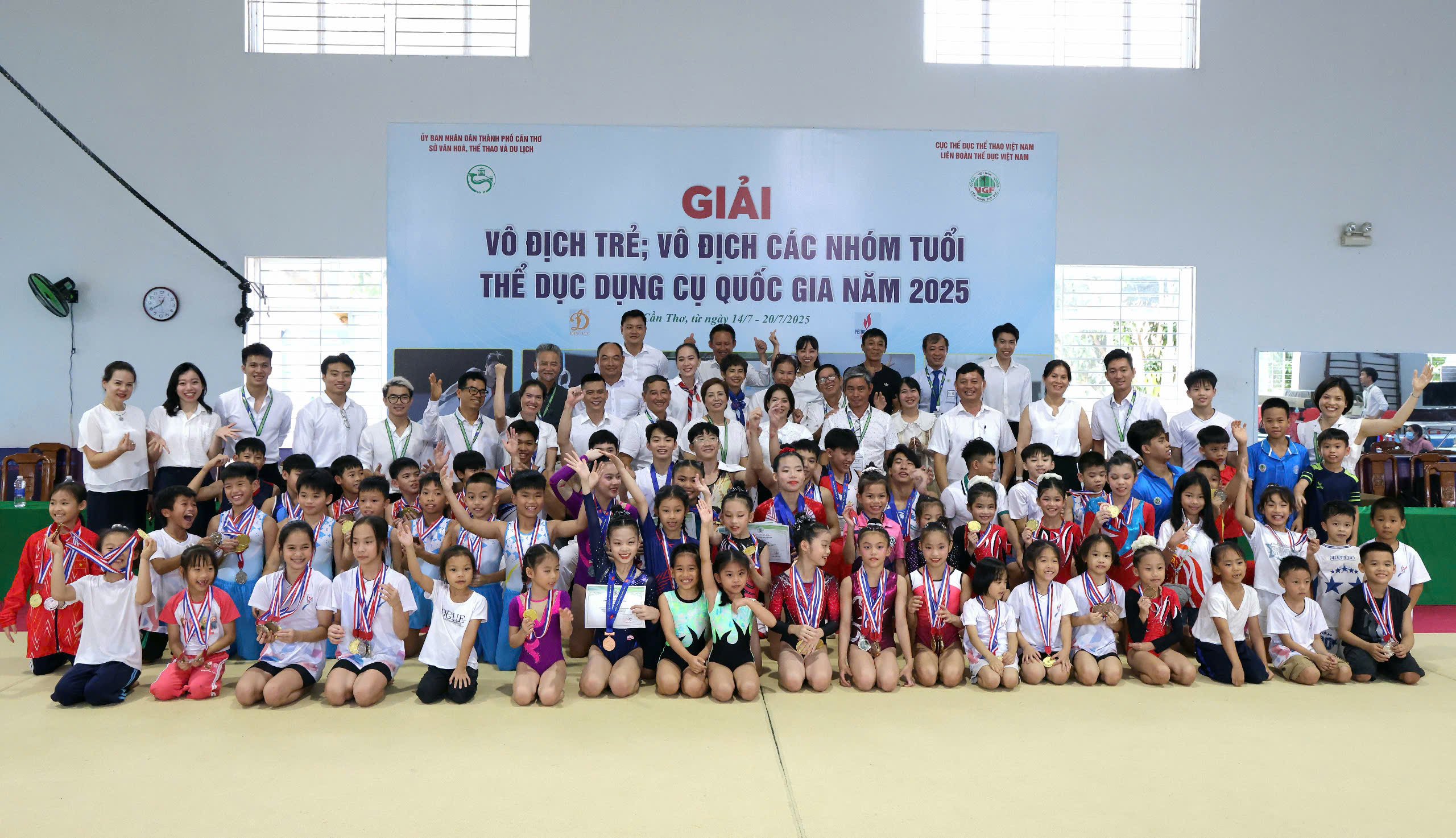 Ban tổ chức, trọng tài và vận động viên chụp hình lưu niệm tại giải.