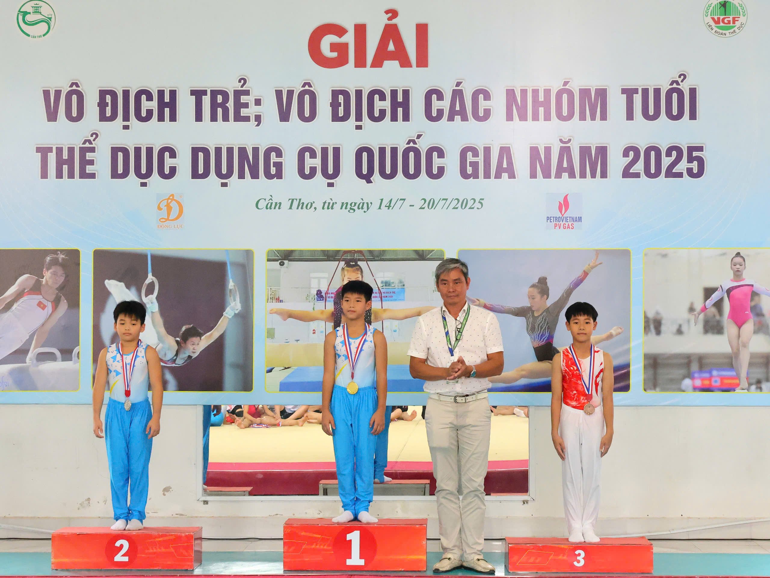 Ông Bùi Trung Thiện - Phụ trách bộ môn Thể dục Dụng Cụ - Cục Thể dục thể thao Việt Nam trao huy chương cho các vận động viên.