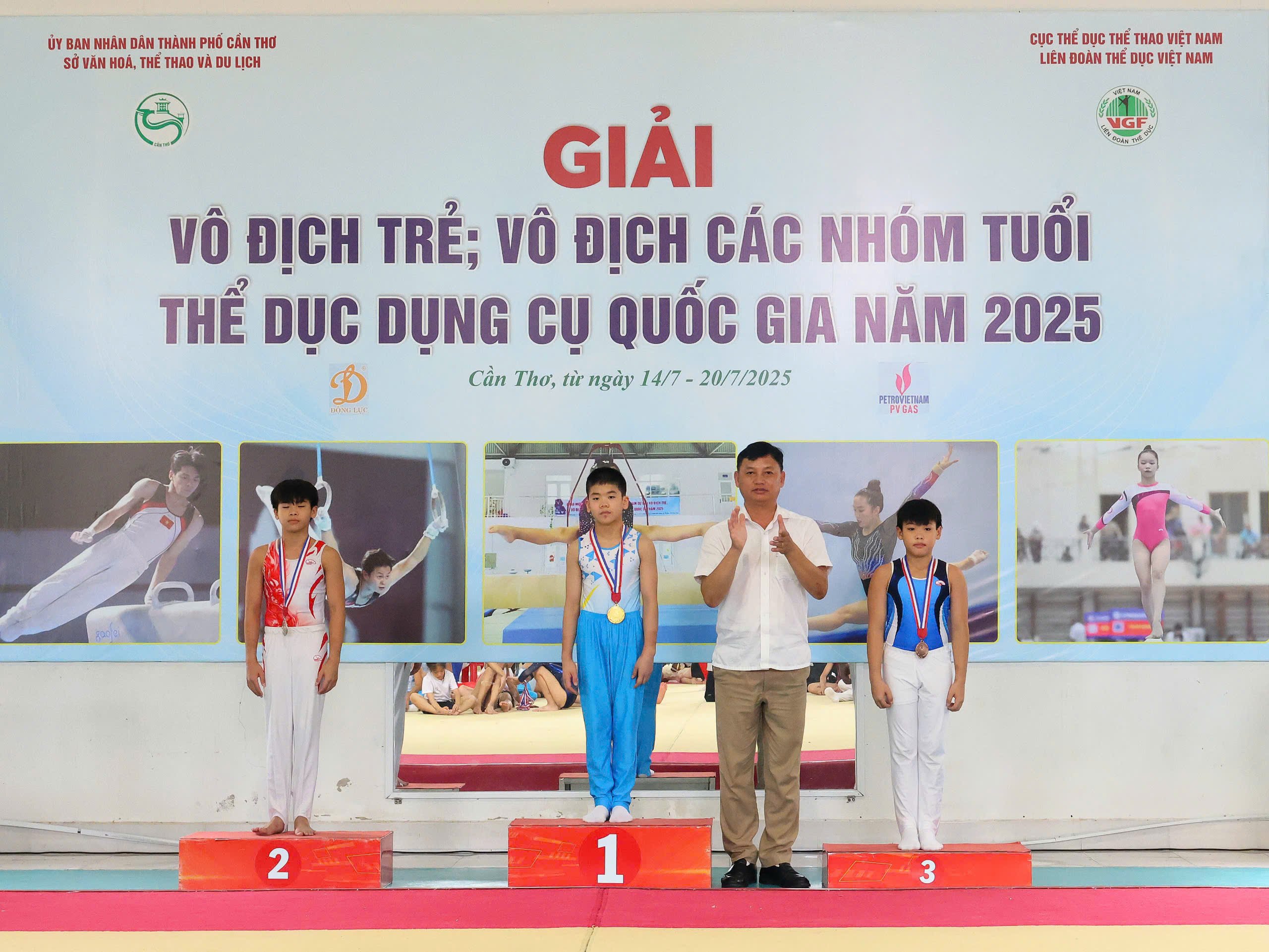 Ông Nguyễn Anh Tuấn - Phó Giám đốc Trung tâm Thể dục thể thao TP. Cần Thơ trao huy chương cho vận động viên.