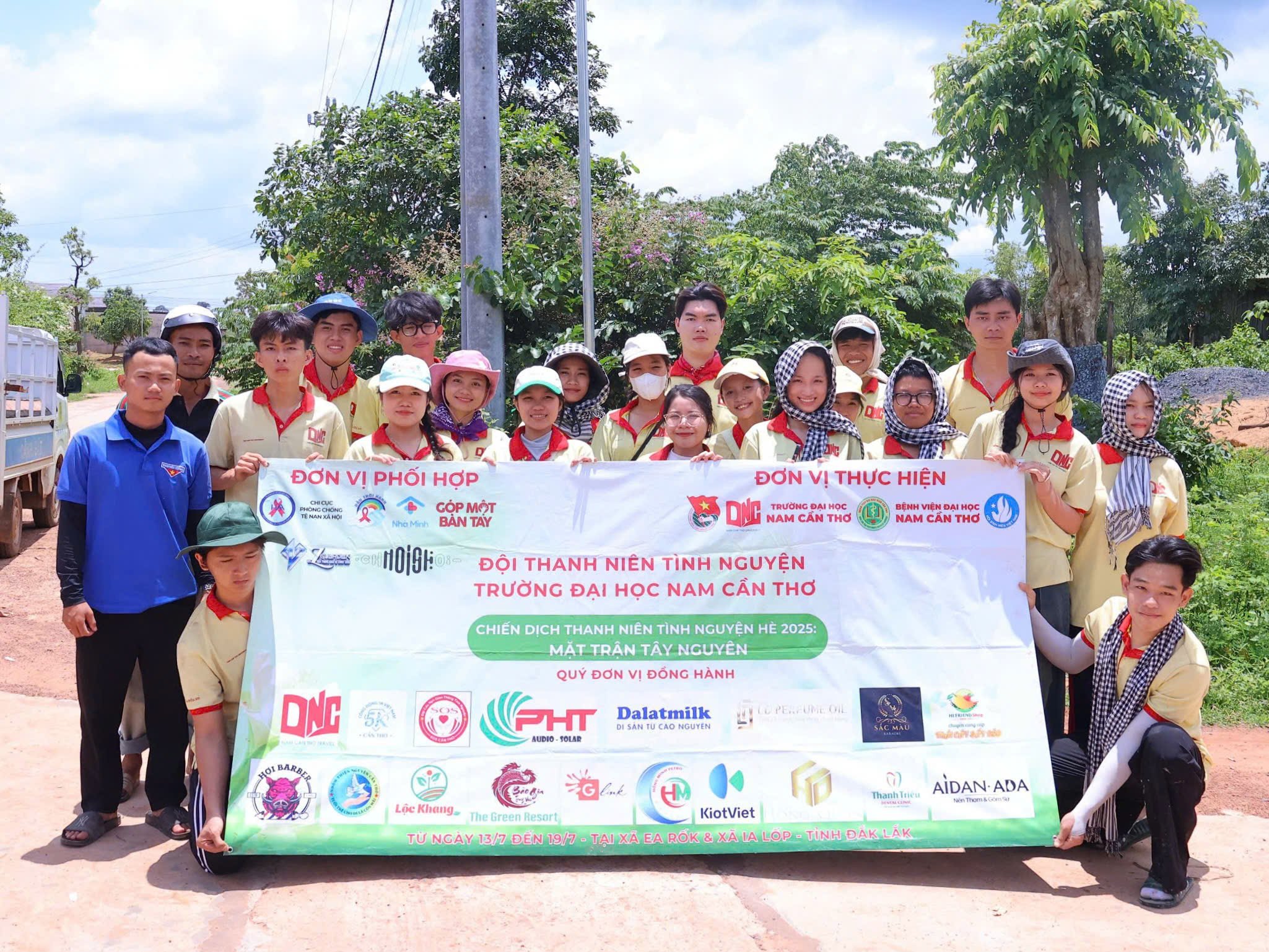 45 sinh viên Trường Đại học Nam Cần Thơ đã có mặt tại hai xã Ia Lốp và Ea Rốk, huyện Ea Súp, tỉnh Đắk Lắk để thực hiện chuỗi hoạt động thiện nguyện ý nghĩa, góp phần chung tay cùng địa phương xây dựng nông thôn mới và chăm lo cho đời sống người dân vùng biên giới.