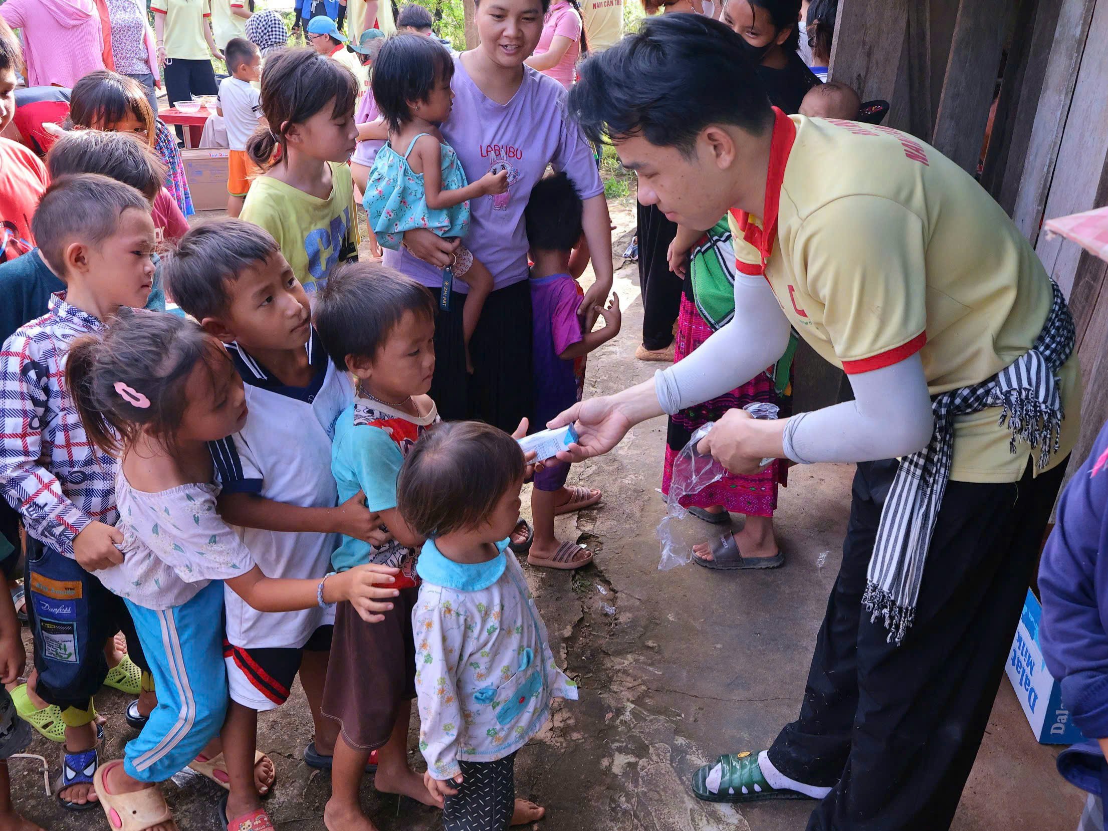 Trao cho các em nhỏ những hộp sữa.