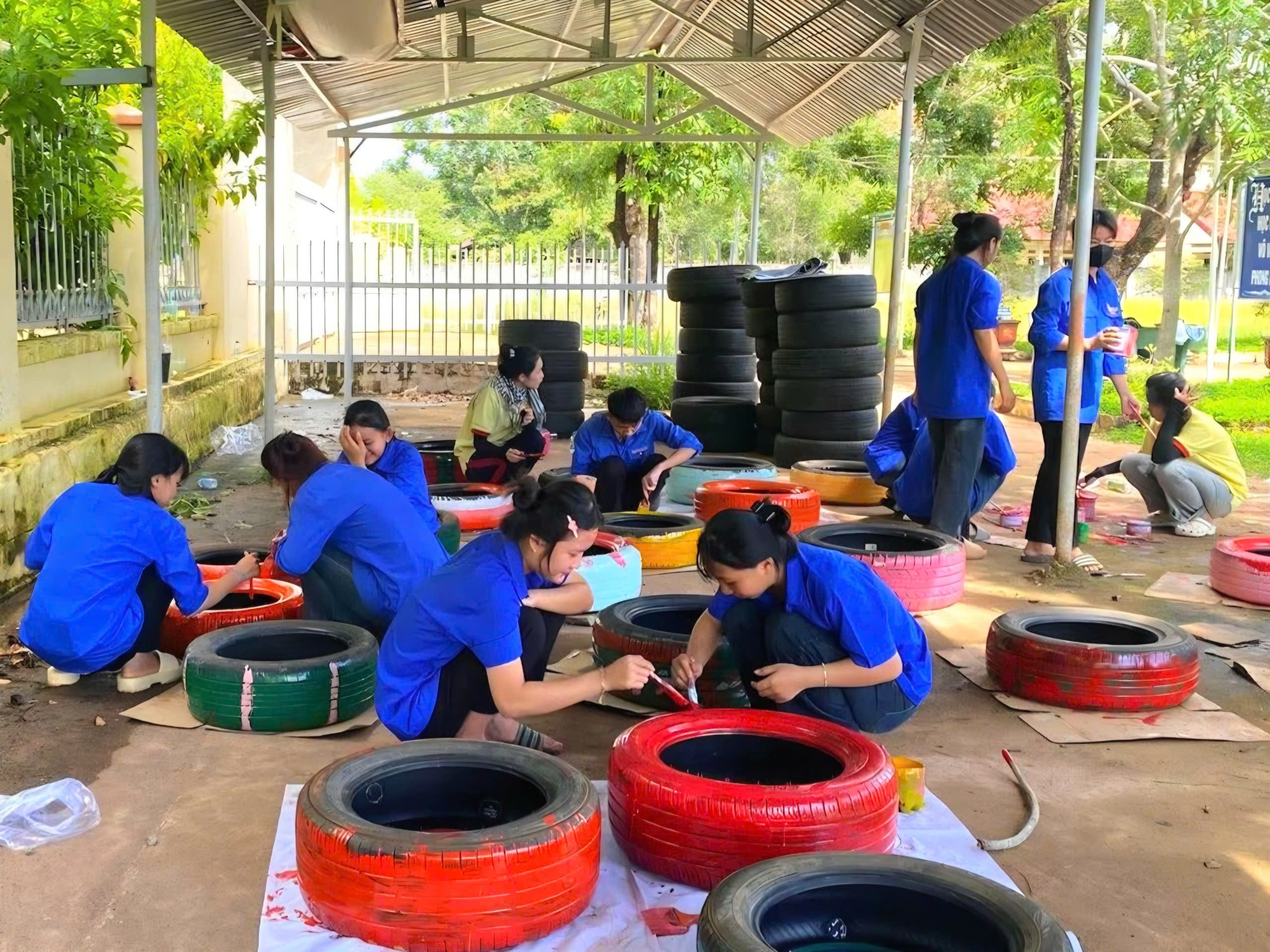 Đội hình dọn dẹp vệ sinh; sơn lốp xe chuẩn bị công trình vui chơi.