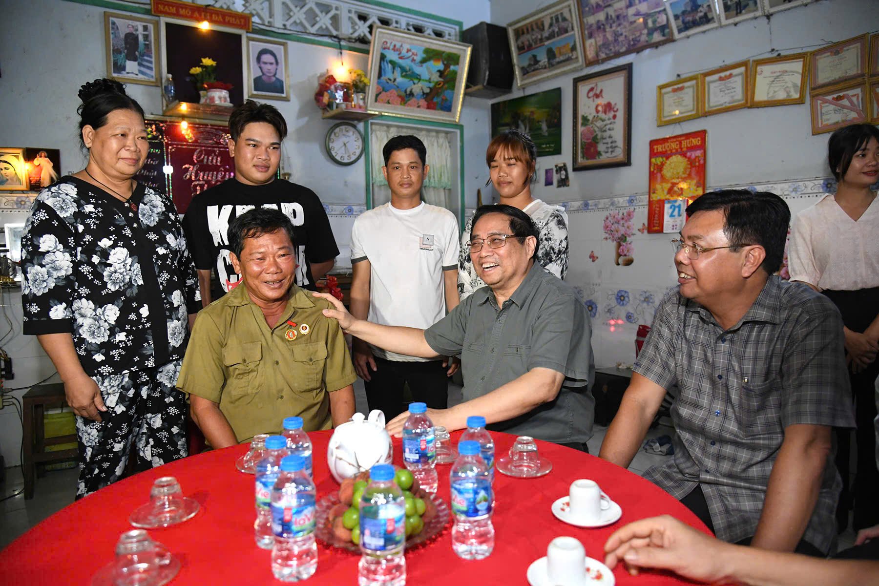 Thủ tướng Phạm Minh Chính thăm, tặng quà gia đình thương binh Huỳnh Văn Anh, khóm Vĩnh Chánh 3, phường Châu Đốc.