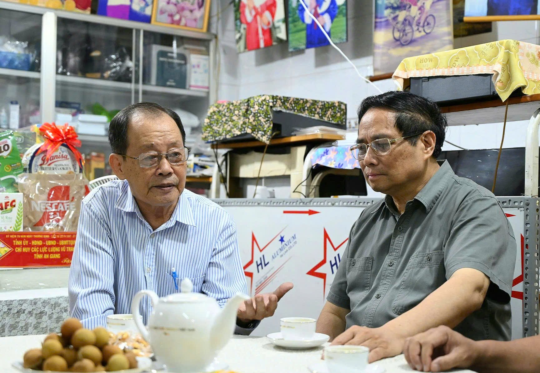 Thủ tướng Phạm Minh Chính thăm, tặng quà gia đình thương binh Phạm Phong Hải, khóm 6, phường Châu Đốc.