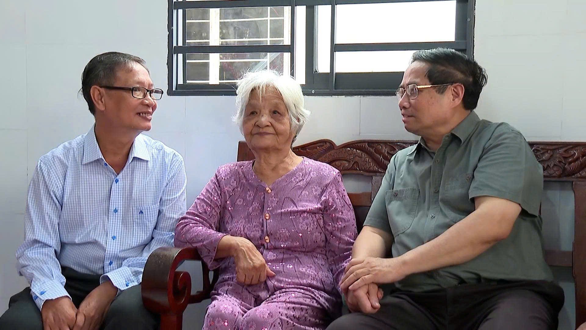 Thủ tướng Phạm Minh Chính thăm, tặng quà bà Nguyễn Thị Có, ngụ xã Bình Mỹ.