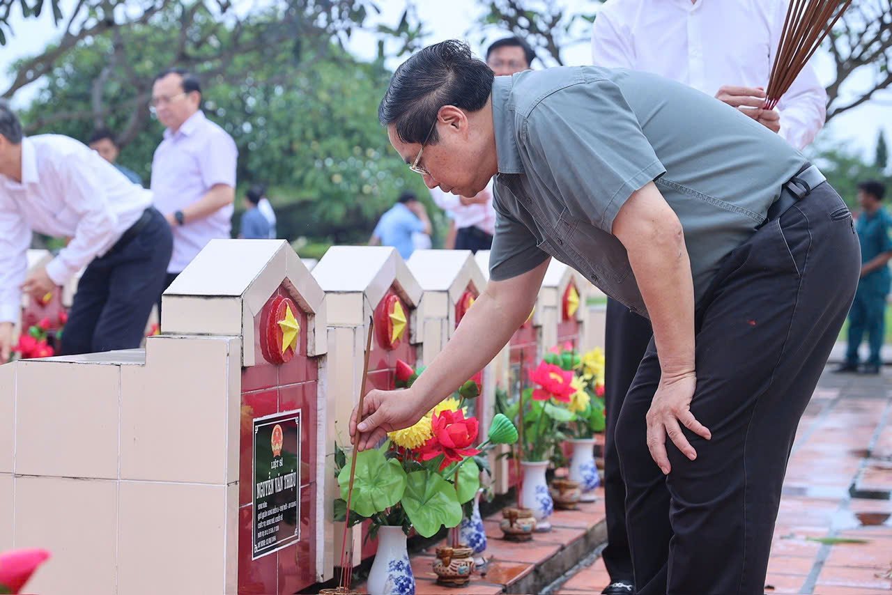 Thủ tướng Phạm Minh Chính thắp hương phần mộ Liệt sỹ tại Nghĩa trang liệt sỹ tỉnh An Giang. Ảnh: Nhật Bắc.