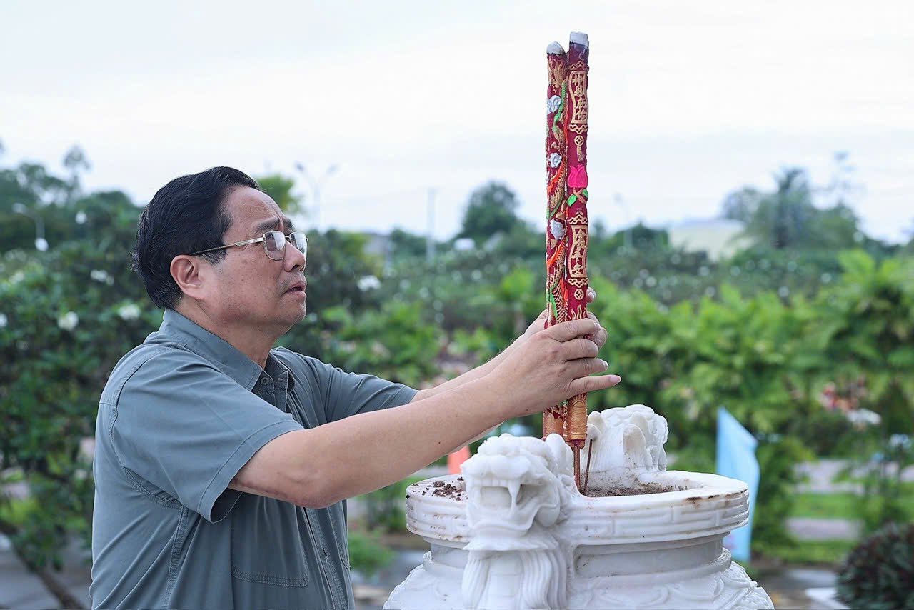 Thủ tướng Phạm Minh Chính dâng hương tại Nghĩa trang liệt sỹ tỉnh An Giang. Ảnh: Nhật Bắc.