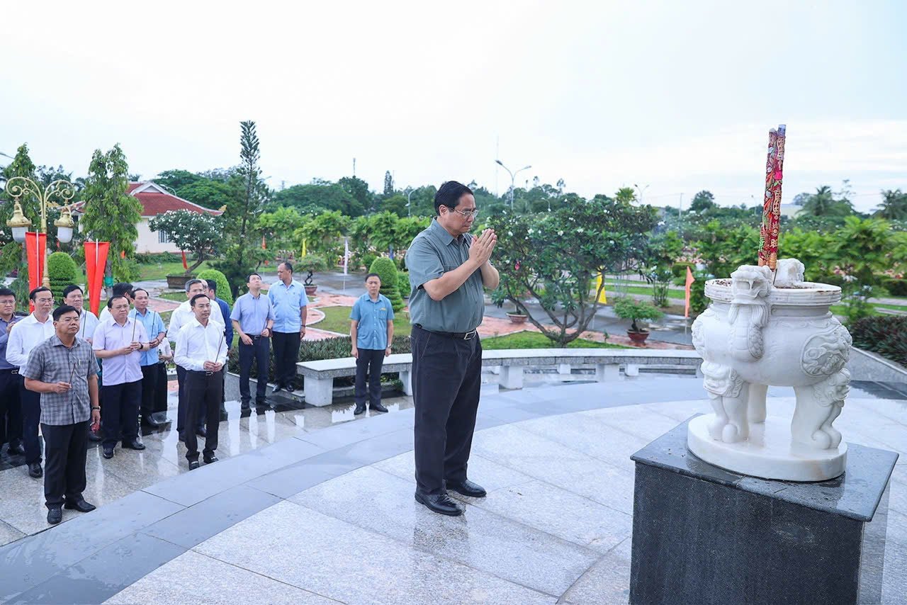 Thủ tướng Phạm Minh Chính dâng hương, hoa tại Nghĩa trang liệt sỹ tỉnh An Giang. Ảnh: Nhật Bắc.