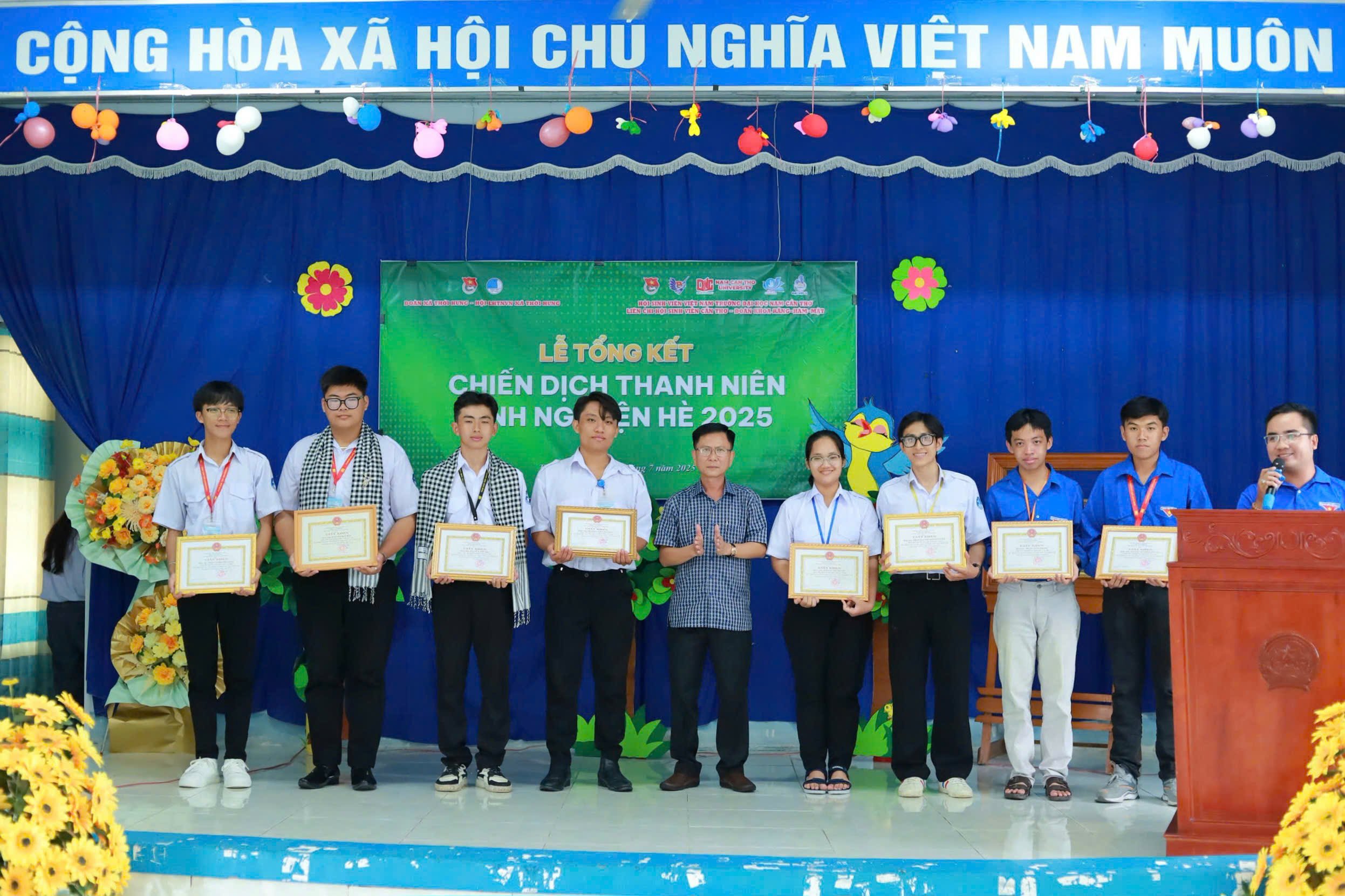 Đại diện địa phương trao giấy khen cho lực lượng Tình nguyện hè Trường Đại học Nam Cần Thơ.