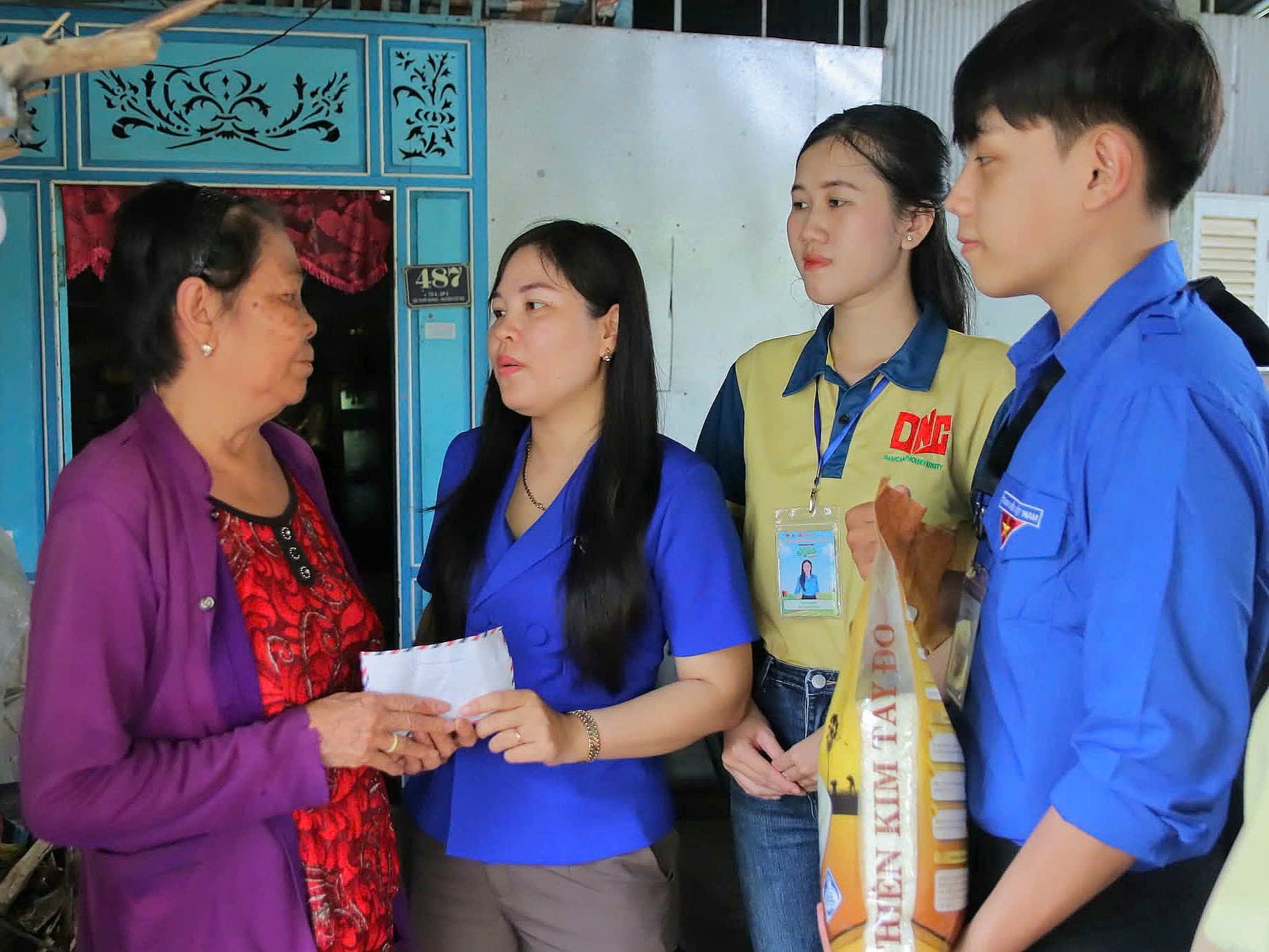 Thăm hỏi, tặng quà cho gia đình chính sách, nhân kỷ niệm 77 năm Ngày Thương binh - Liệt sĩ.