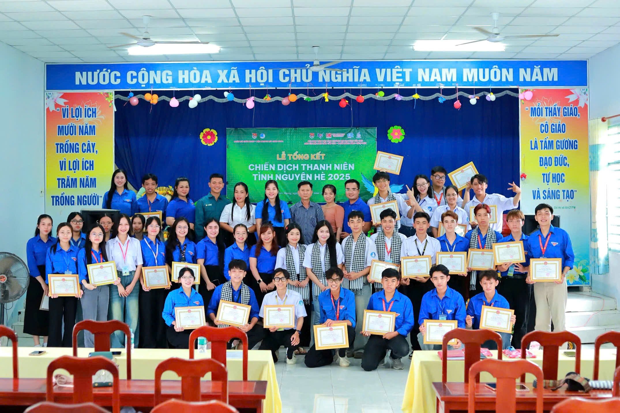 Đại diện địa phương chụp hình lưu niệm cùng lực lượng Tình nguyện hè Trường Đại học Nam Cần Thơ.