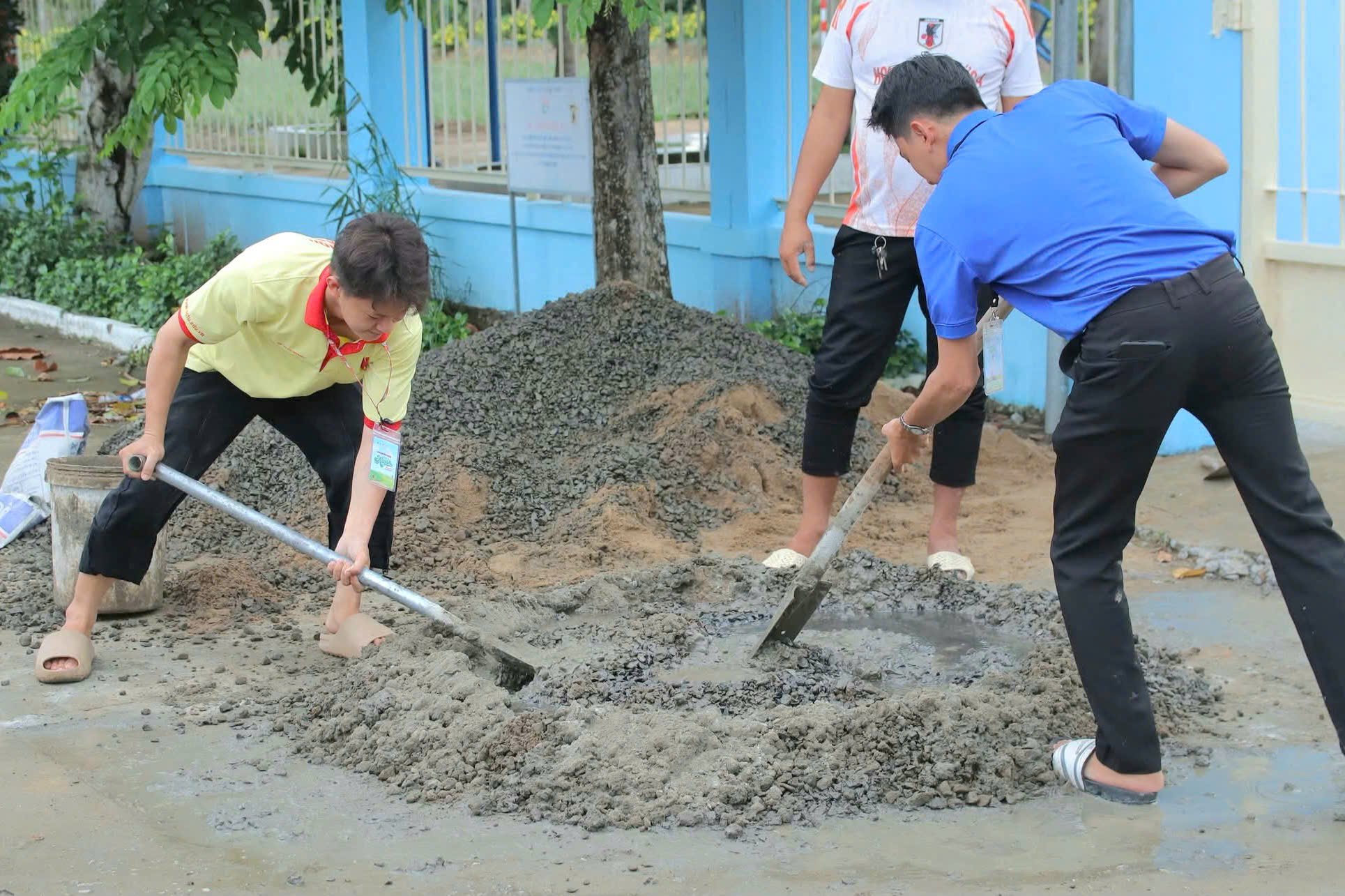 Tham gia dựng cột cờ tại các điểm công cộng.