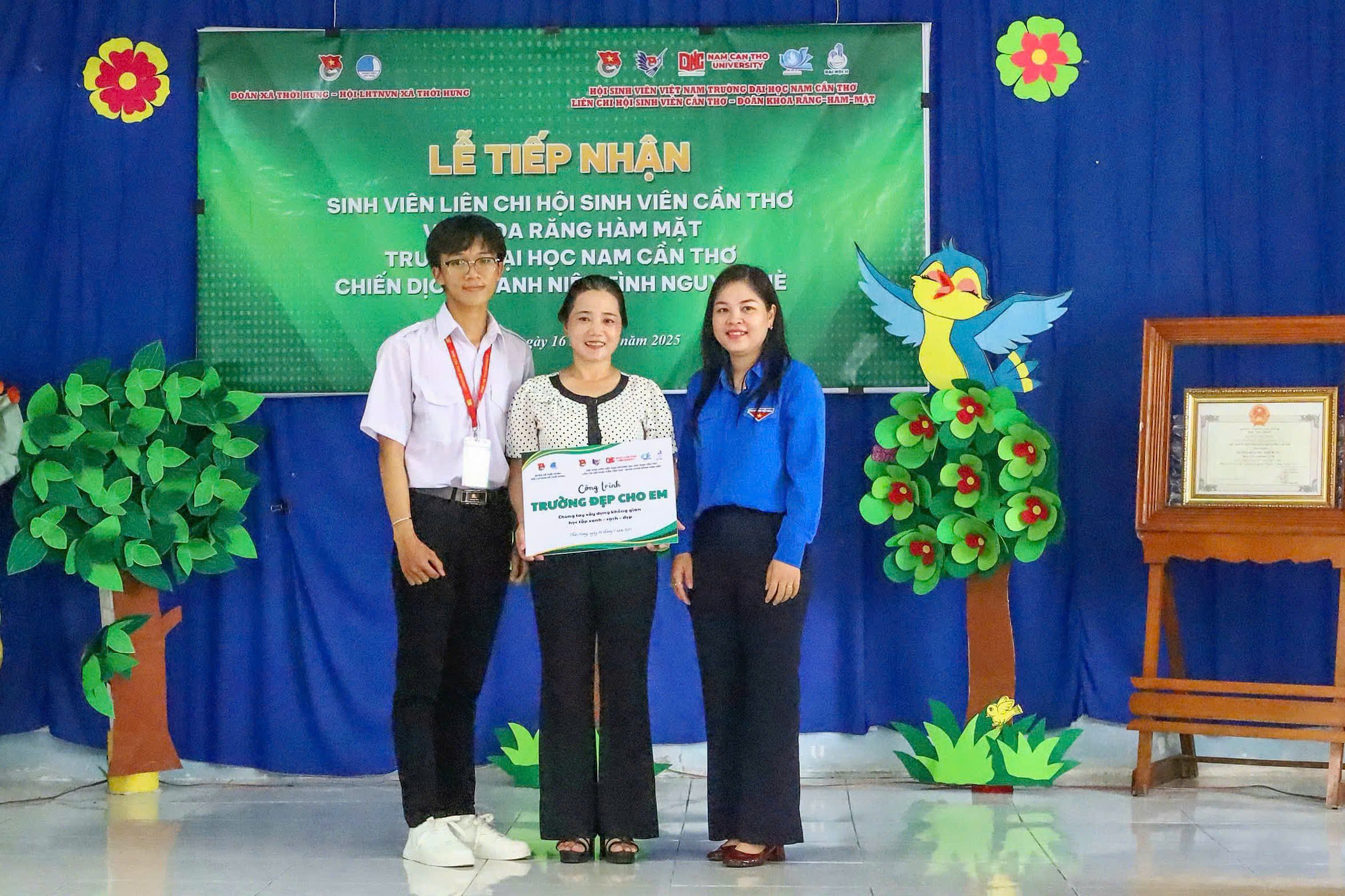 Liên chi Hội Sinh viên Cần Thơ trao bảng công trình Trường đẹp cho em.