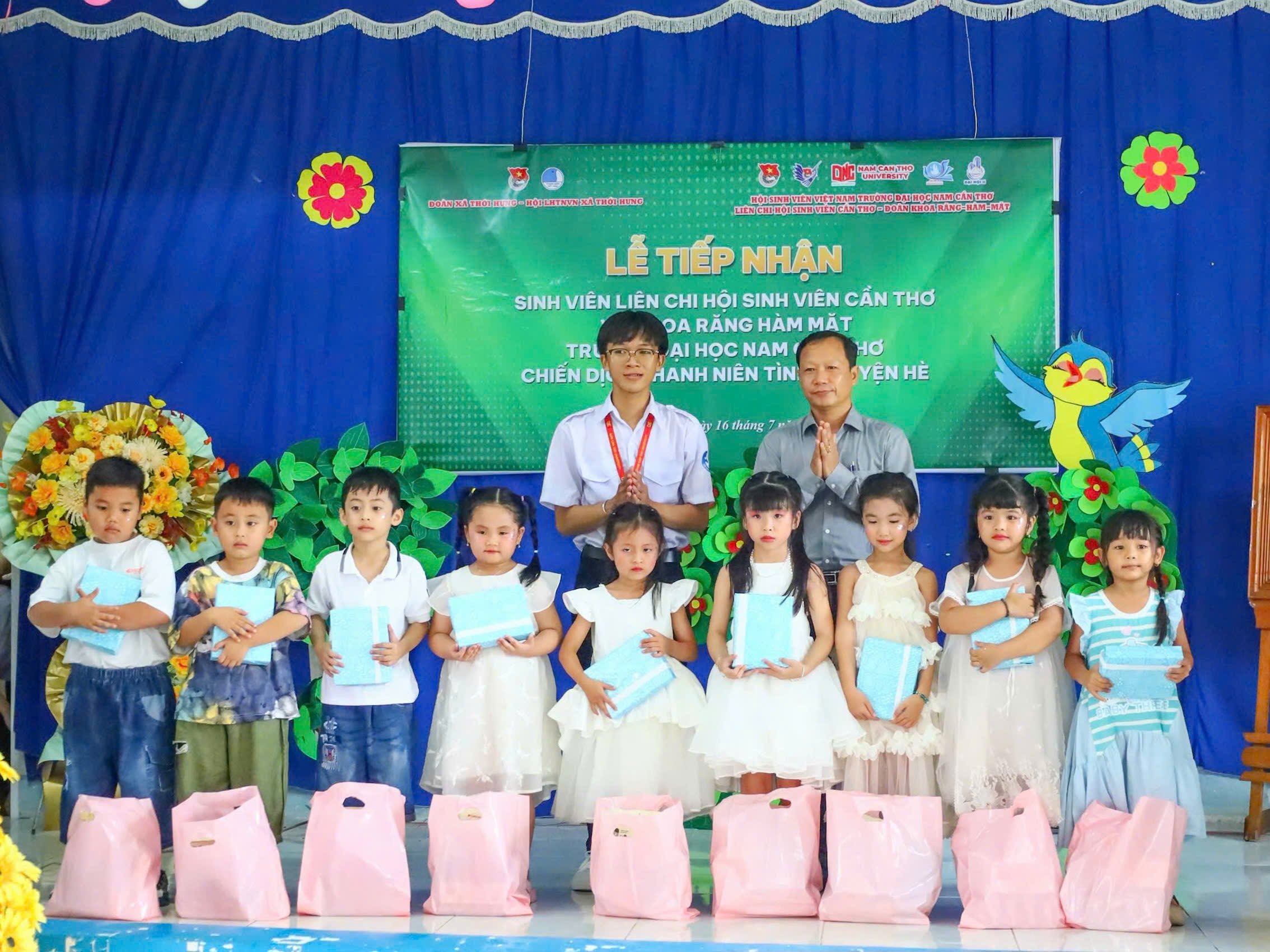 Trao tặng quà cho học sinh vượt khó học tốt.
