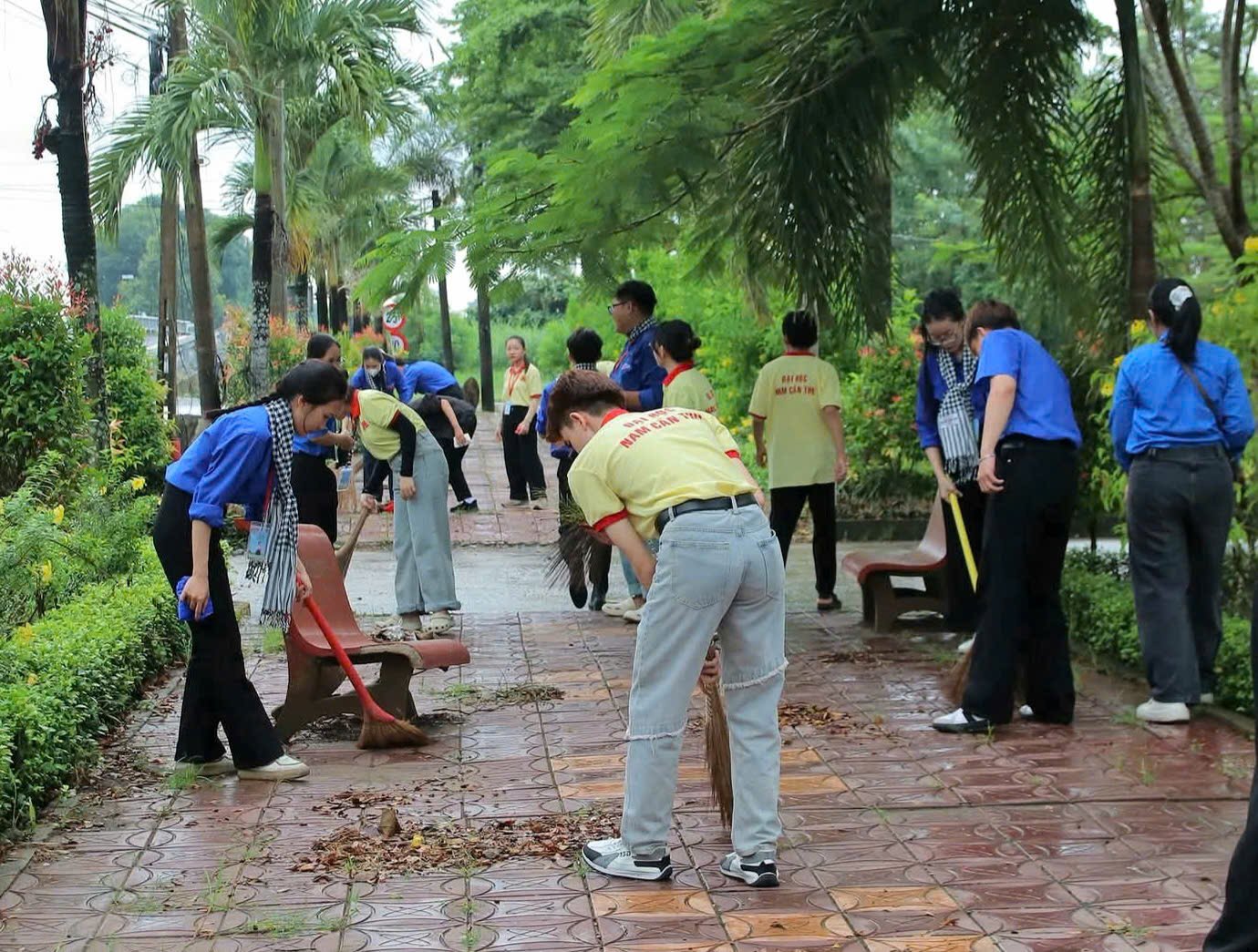 Tham gia vệ sinh môi trường.