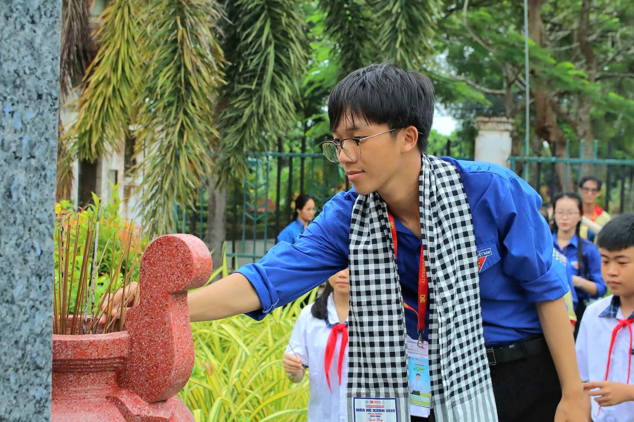 Thắp hương tại Khu tưởng niệm Anh hùng Lao động Trần Ngọc Hoằng.