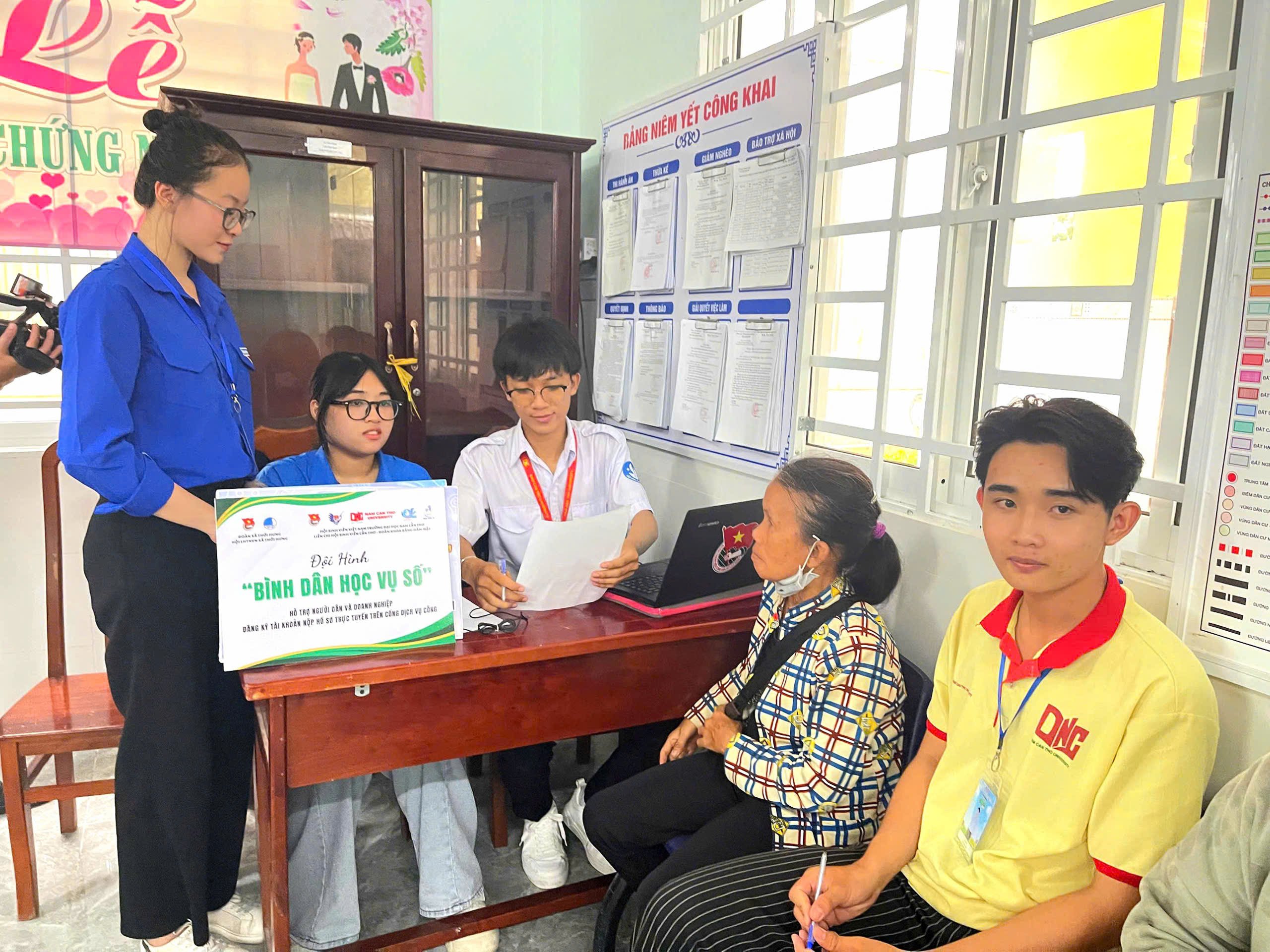 Hướng dẫn người dân sử dụng dịch vụ công trực tuyến.
