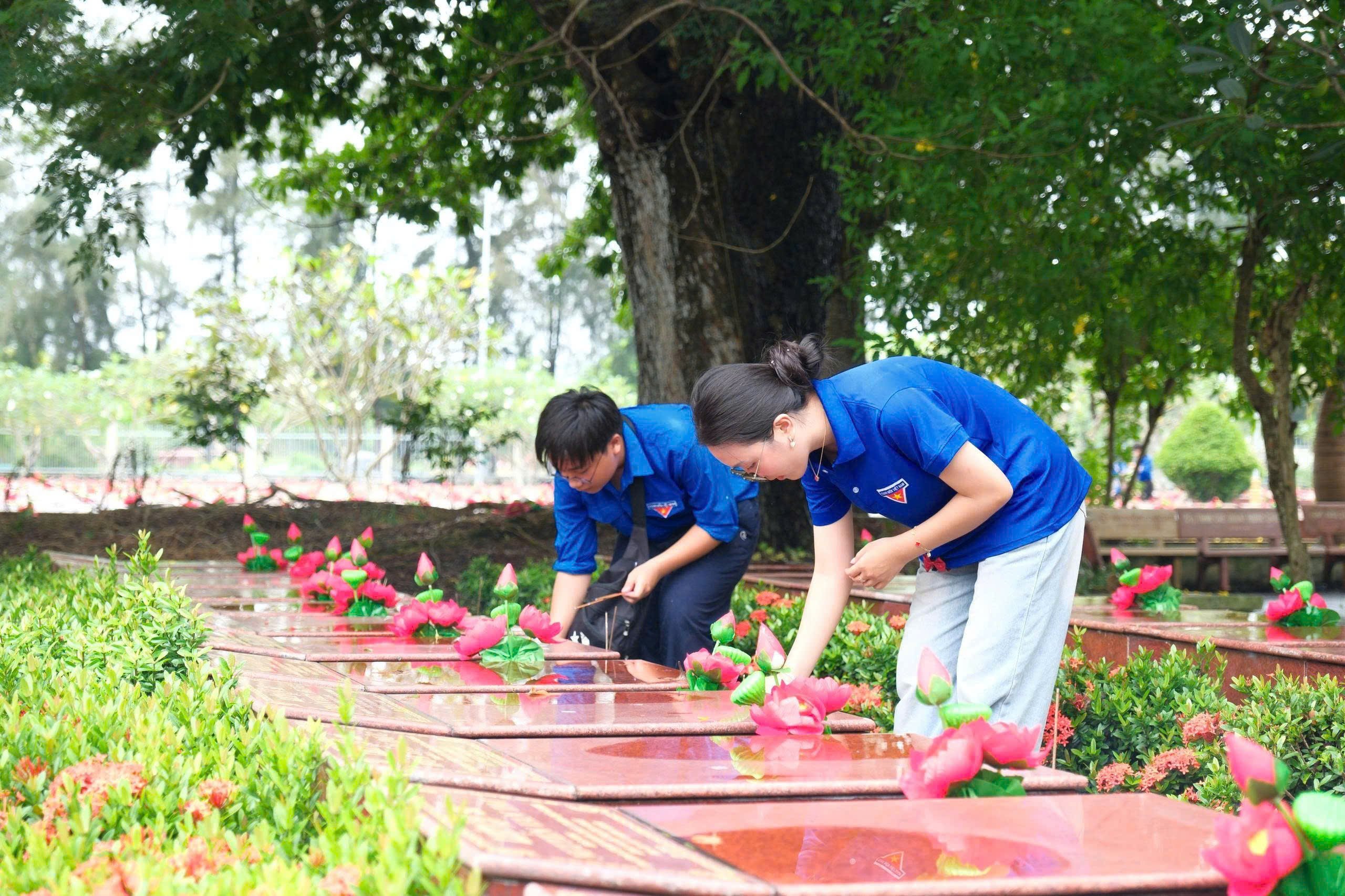 Đoàn viên thanh niên Trường THPT Châu Văn Liêm thắp hương tại Nghĩa trang Liệt sĩ TP. Cần Thơ.
