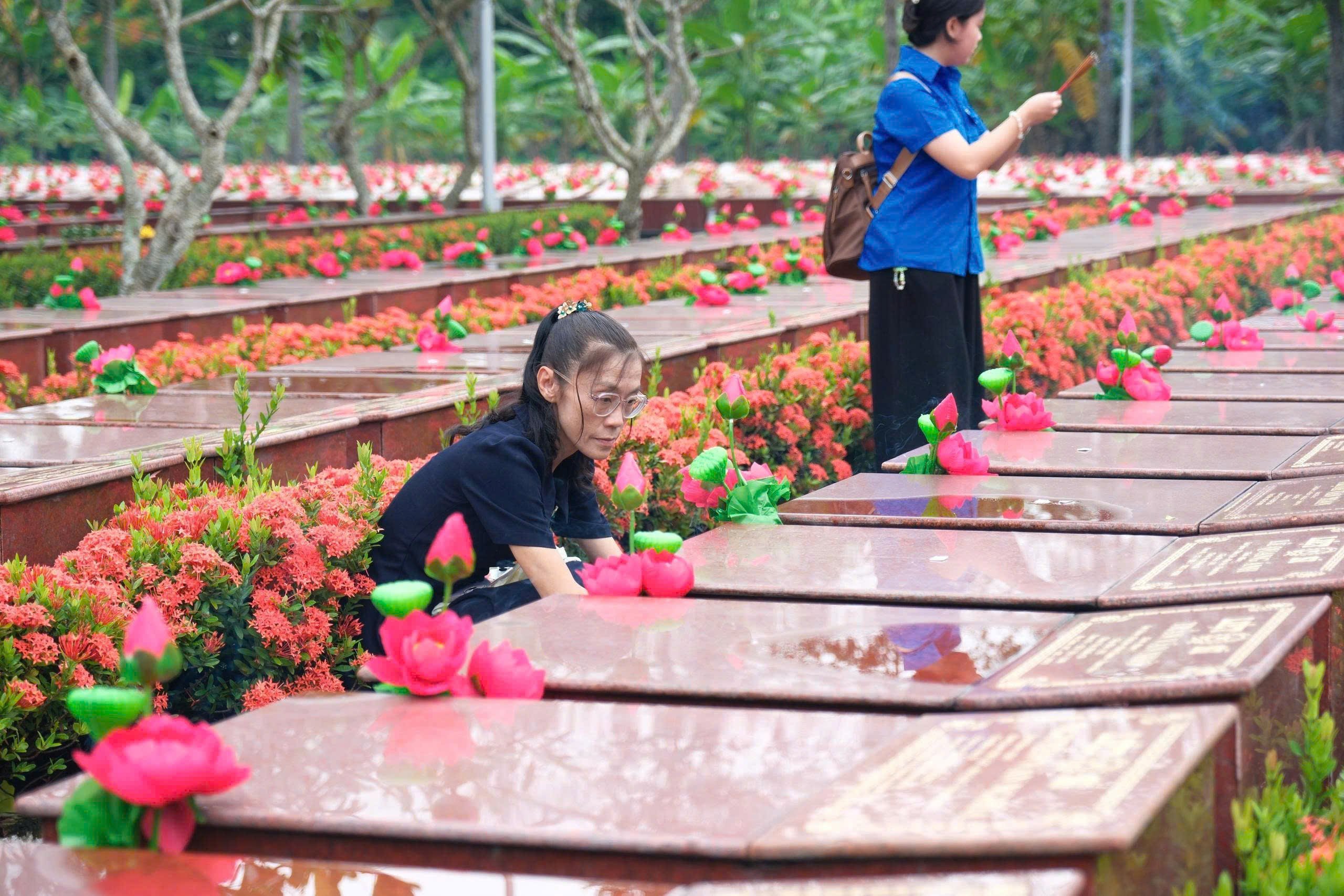 Giáo viên Trường THPT Châu Văn Liêm thắp hương tại Nghĩa trang Liệt sĩ TP. Cần Thơ.