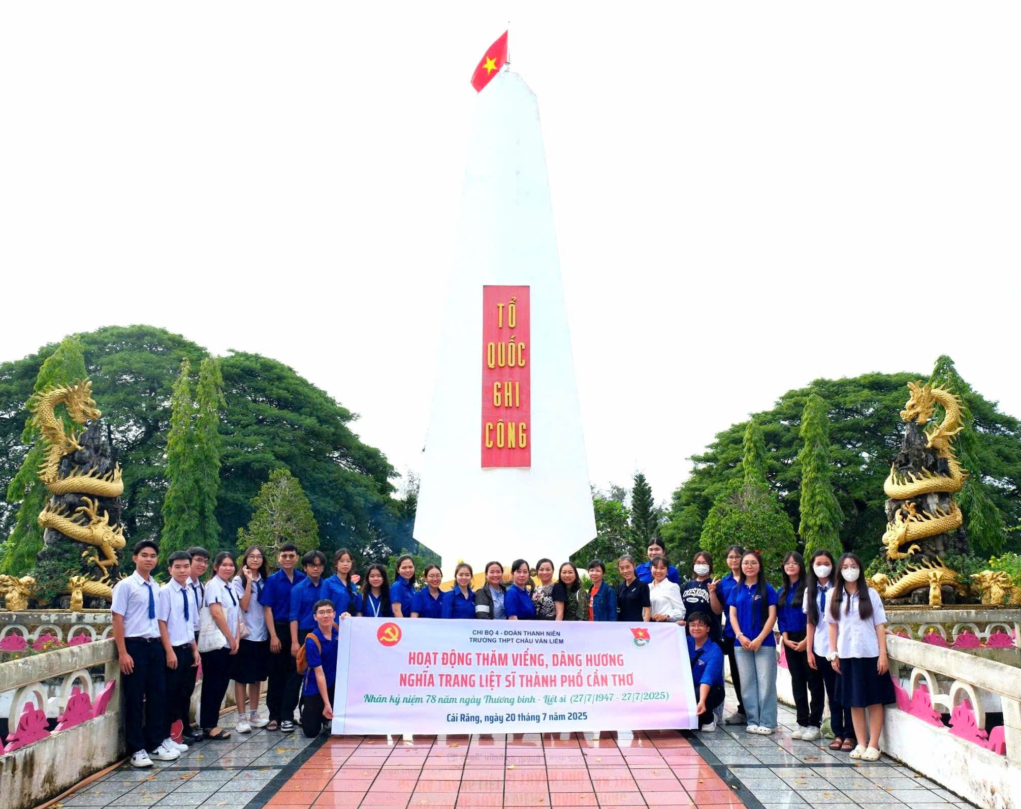 Trường THPT Châu Văn Liêm tổ chức hoạt động “Đền ơn đáp nghĩa” đầy ý nghĩa tại Nghĩa trang Liệt sĩ TP. Cần Thơ.