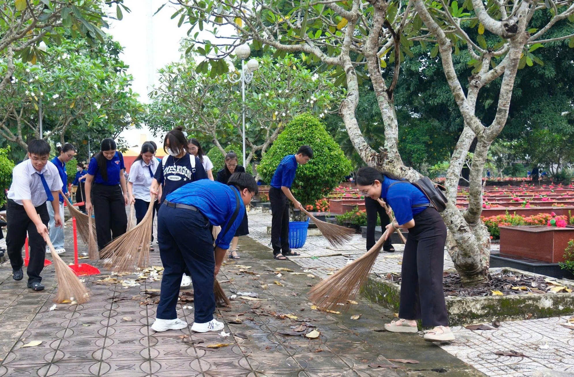 Các em Đoàn viên thanh niên Trường THPT Châu Văn Liêm tham gia dọn dẹp vệ sinh tại Nghĩa trang liệt sĩ TP. Cần Thơ.