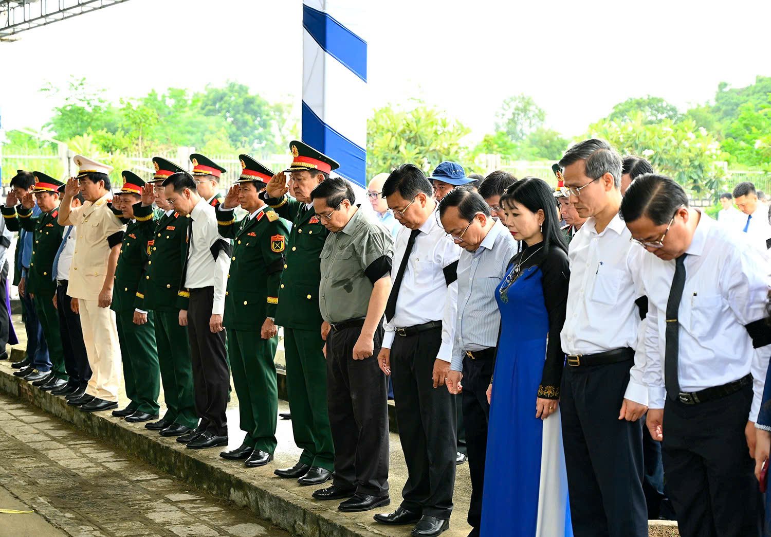 Thủ tướng Phạm Minh Chính và các đại biểu bày tỏ lòng biết ơn sâu sắc đối với những người con ưu tú của Tổ quốc đã anh dũng chiến đấu, hy sinh cho nền hòa bình, độc lập, thống nhất của Tổ quốc.