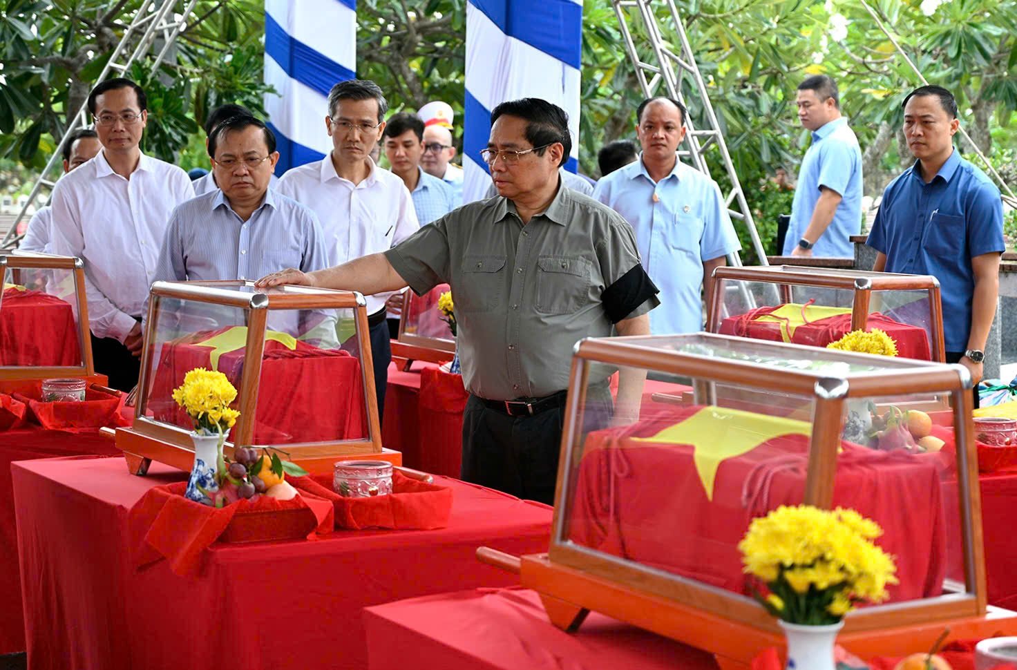 Thủ tướng Phạm Minh Chính cùng đoàn công tác dự lễ viếng, lễ truy điệu và an táng hài cốt liệt sĩ tại Nghĩa trang liệt sĩ Dốc Bà Đắc.
