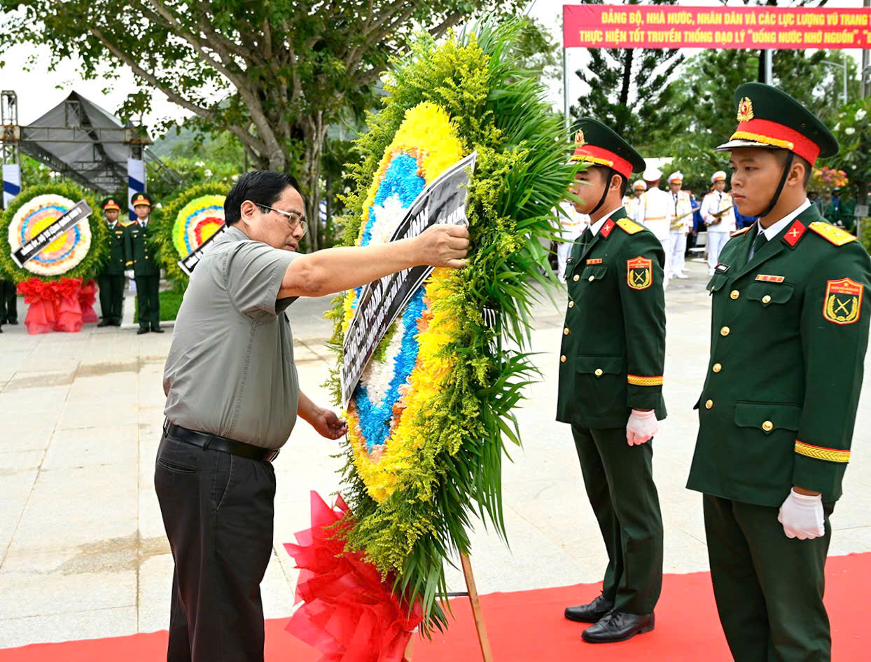 Thủ tướng Phạm Minh Chính thực hiện nghi thức dâng hoa tưởng niệm các Anh hùng liệt sĩ.