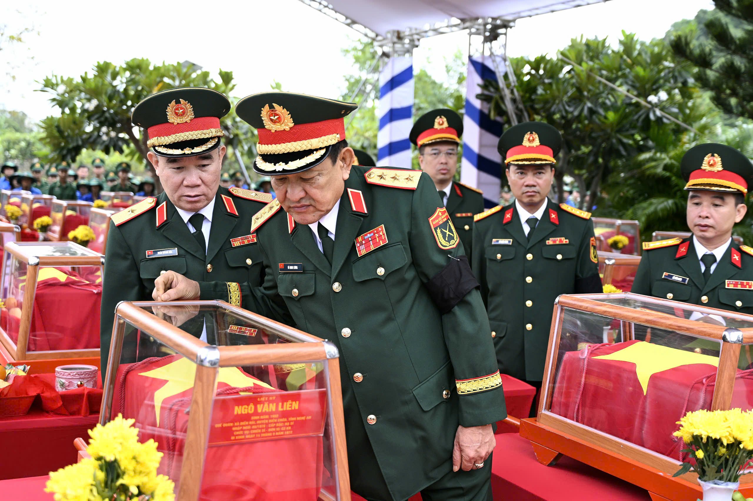 Thượng tướng Võ Minh Lương - Thứ trưởng Bộ Quốc phòng và đoàn công tác của Quân ủy Trung ương, Bộ Quốc phòng dự lễ viếng, lễ truy điệu và an táng hài cốt liệt sĩ tại Nghĩa trang liệt sĩ Dốc Bà Đắc.