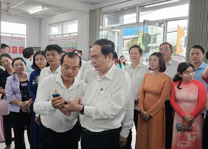 Chủ tịch Quốc hội kiểm tra vận hành tại Trung tâm PVHCC phường Phú Lợi chiều 30/6