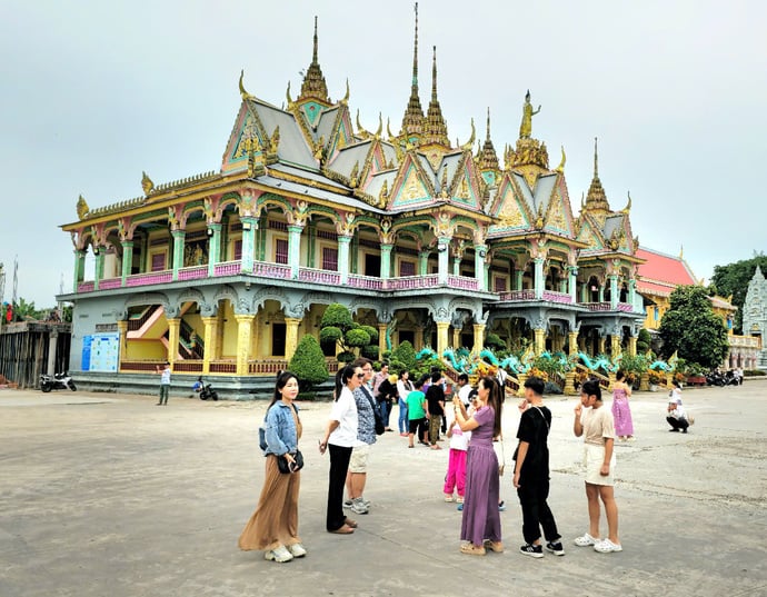Du khách tham quan chùa Som Rong