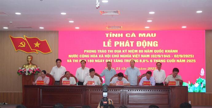 Lãnh đạo các sở của tỉnh Cà Mau ký kết giao ước thi đua.