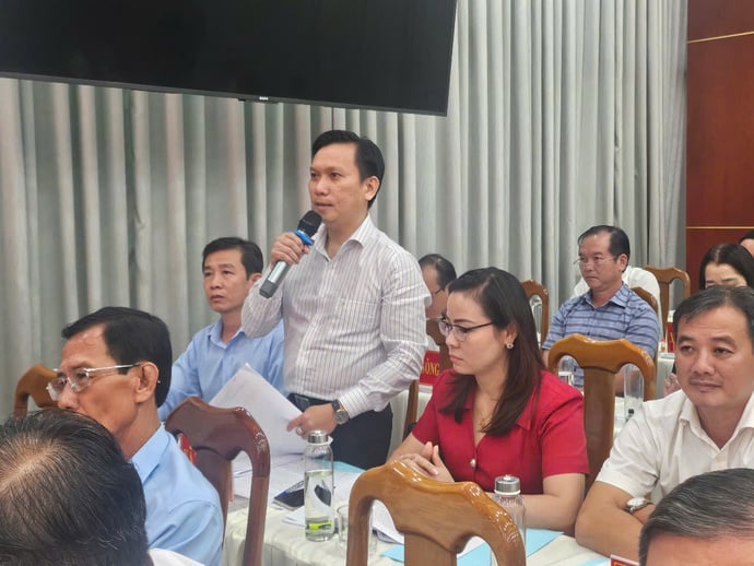 Bí thư xã Tân Lộc Huỳnh Hảnh thảo luận tại Hội nghị.