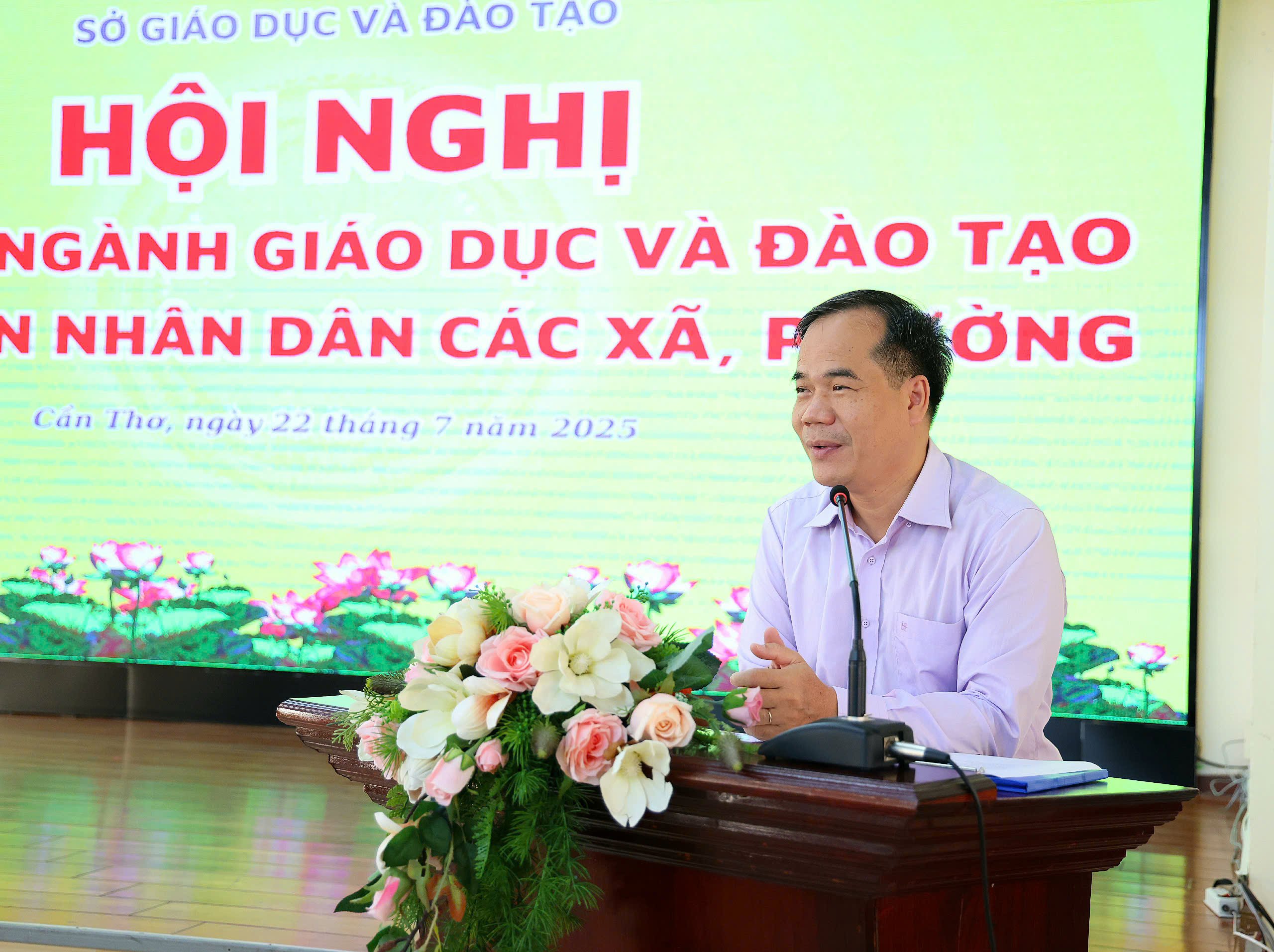 Ông Nguyễn Phúc Tăng - Phó Giám đốc Sở GD&ĐT TP. Cần Thơ báo cáo tổng quan tình hình giáo dục của thành phố sau sáp nhập.