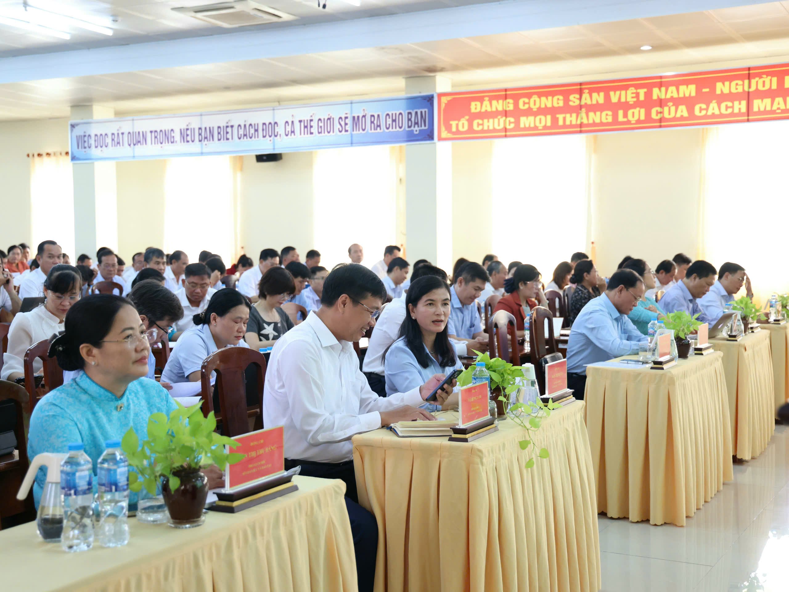 Các đại biểu tham dự hội nghị.