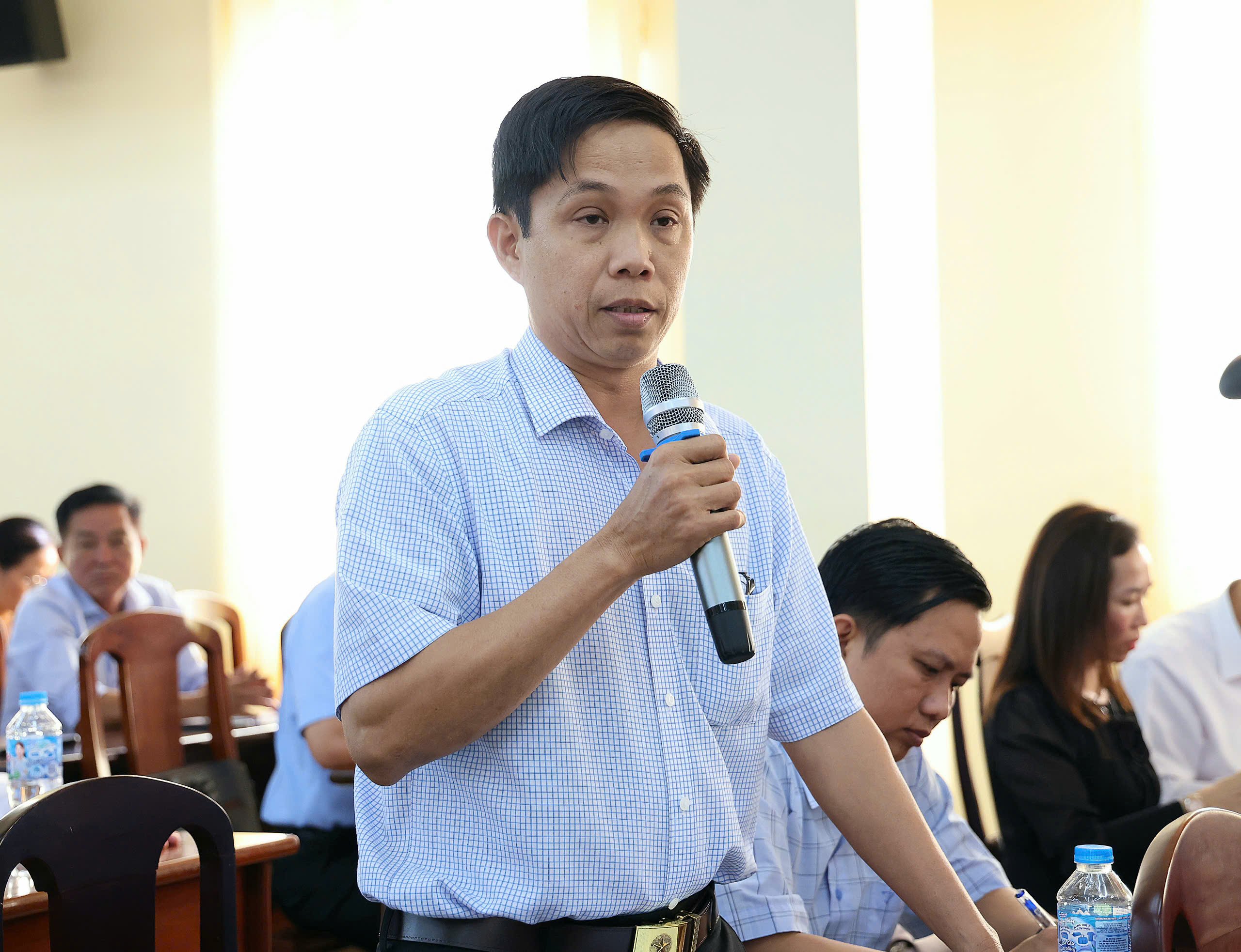 Ông Trần Văn Đạt - Chủ tịch UBND xã Trung Hưng, TP. Cần Thơ phát biểu tại hội nghị.