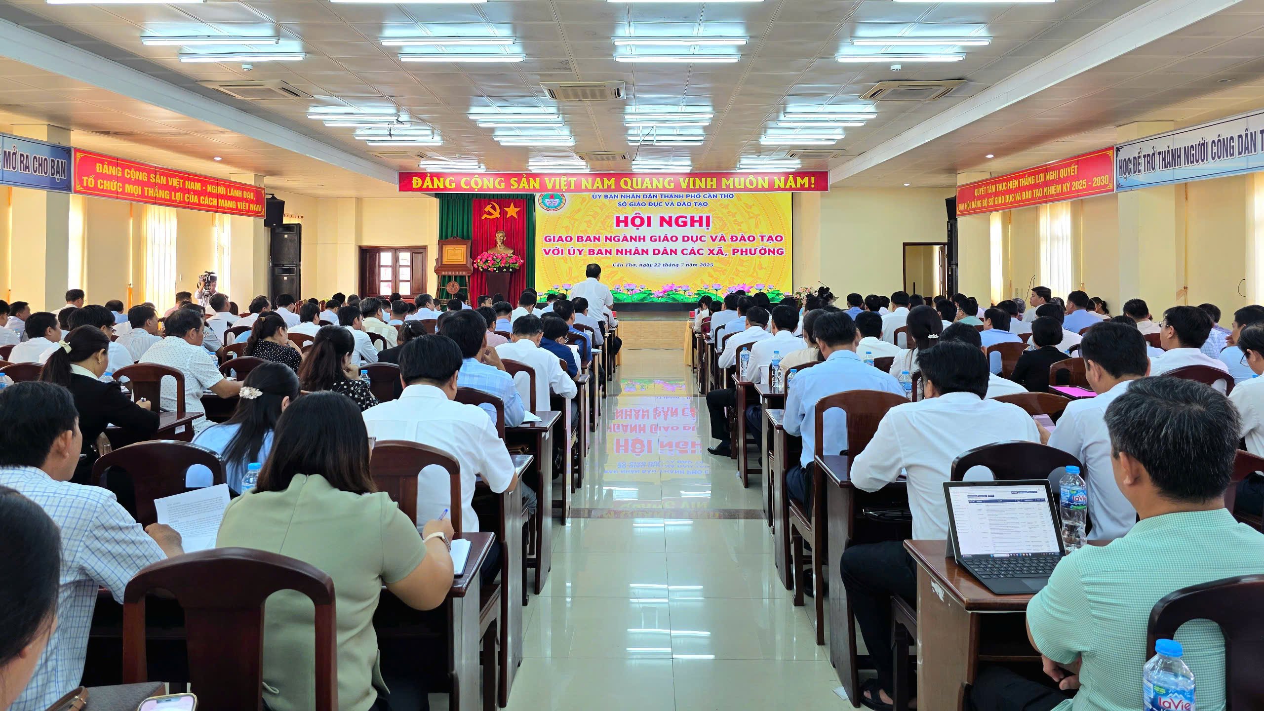 Quang cảnh hội nghị.