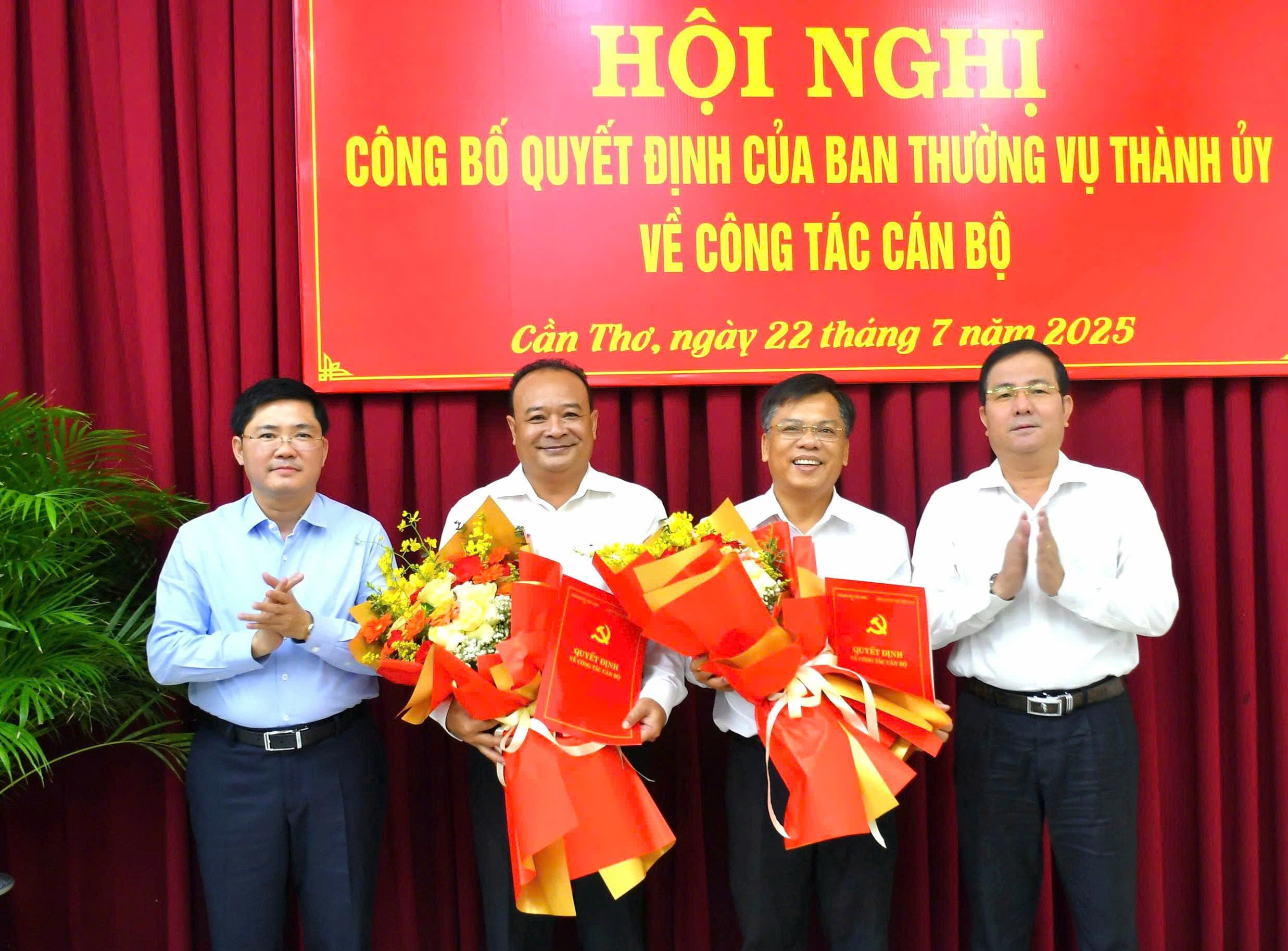 Ông Nguyễn Ngọc Tâm (thứ 2 từ trái qua) và ông Huỳnh Hoàng Mến nhận quyết định về công tác cán bộ.