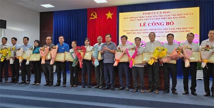 Phó Bí thư thường trực Tỉnh ủy, Chủ tịch Ủy ban mặt trận Tổ quốc Việt Nam tỉnh Cà Mau Huỳnh Quốc Việt trao bằng khen của Chủ tịch UBND tỉnh tập thể đã có thành tích xuất sắc đóng góp trong Phong trào thi đua “Chung tay xóa nhà tạm, nhà dột nát trên địa bàn tỉnh Cà Mau năm 2025”.
