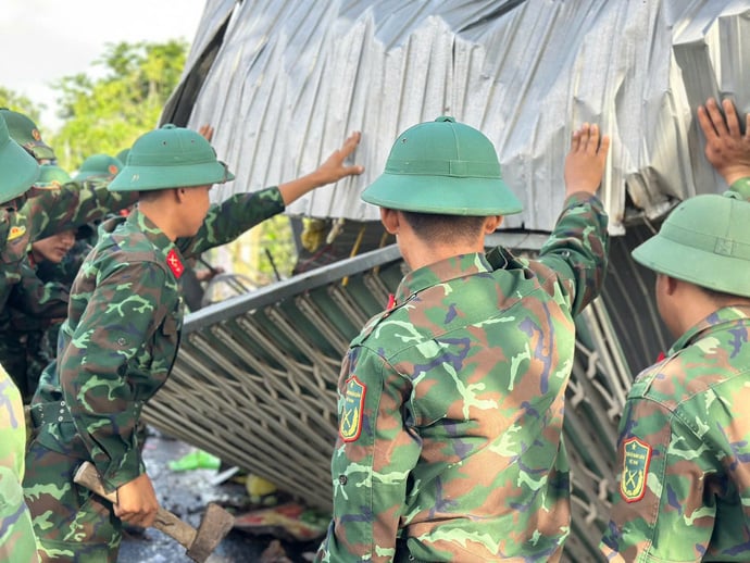 Cán bộ, chiến sĩ đang làm nhiệm vụ giúp dân khắc phục hậu quả. Ảnh: Trung đoàn 320, Bộ CHQS Tỉnh Đồng Tháp