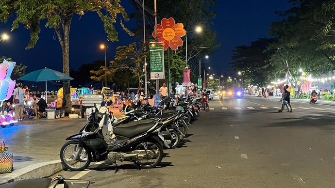Xe đậu không đúng nơi quy định tại công viên Sông Hậu (TP Cần Thơ)