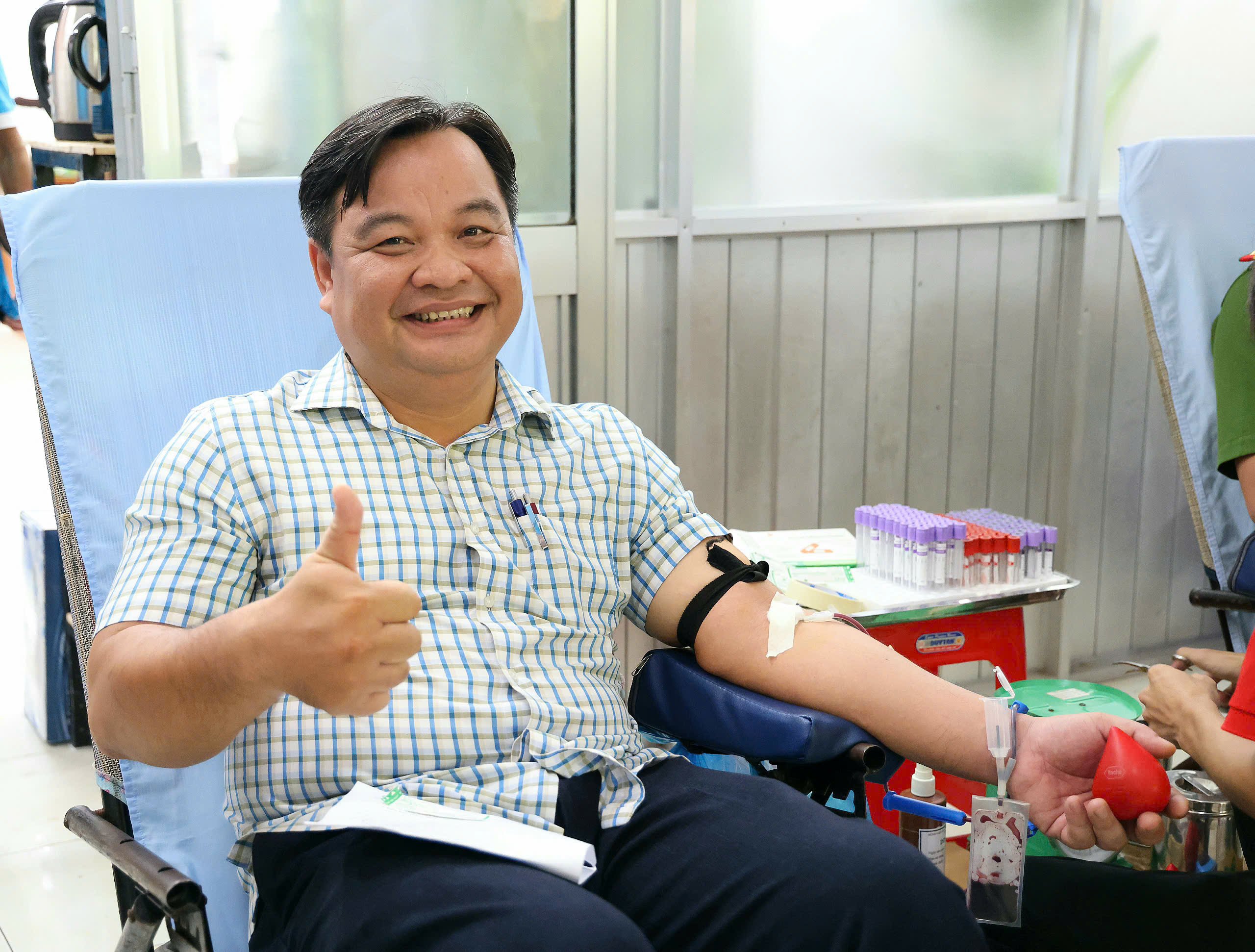 Ông Nguyễn Bình Phước - Phó Bí thư thường trực Đảng ủy phường Cái Khế tham gia hiến máu tình nguyện.