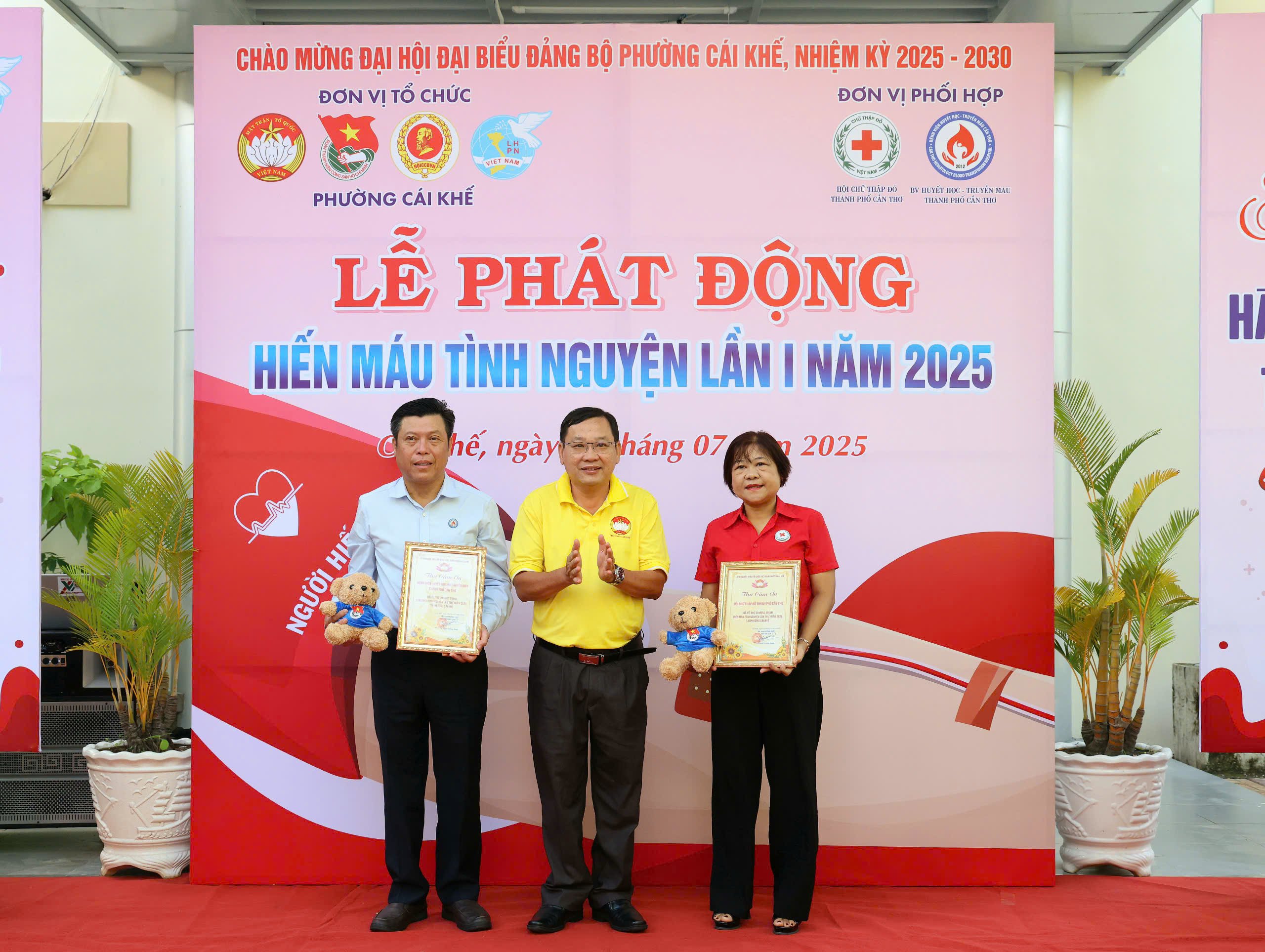 Ông Trần Tiến Dũng - Ủy viên BTV Đảng ủy, Chủ tịch Ủy ban MTTQ Việt Nam phường Cái Khế trao thư cám ơn cho các đơn vị phối hợp tổ chức chương trình.