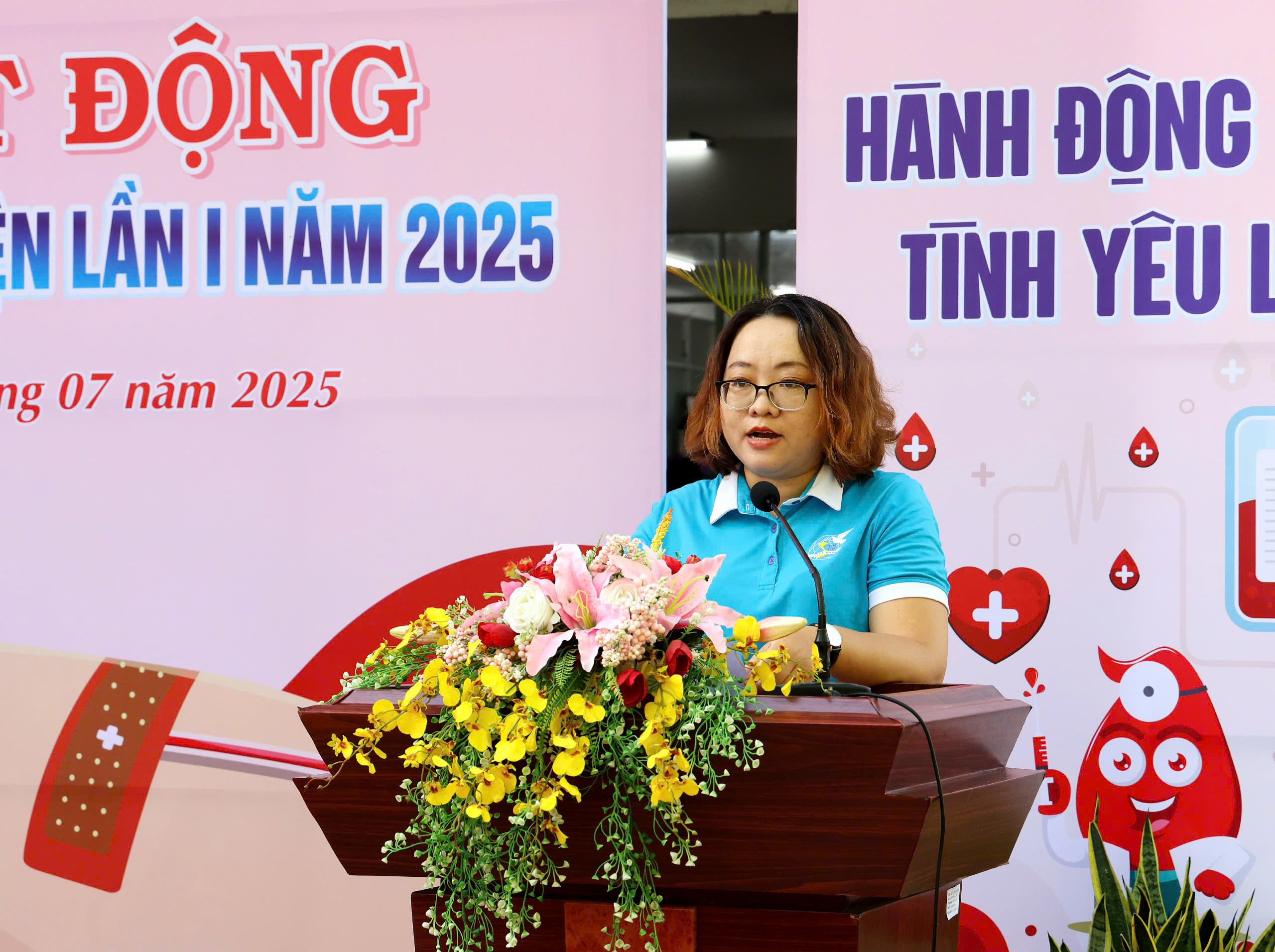 Bà Trần Thị Hồng Phi - hội viên Hội Liên hiệp Phụ nữ phường Cái Khế người đã có 25 lần hiến máu phát biểu hưởng ứng.