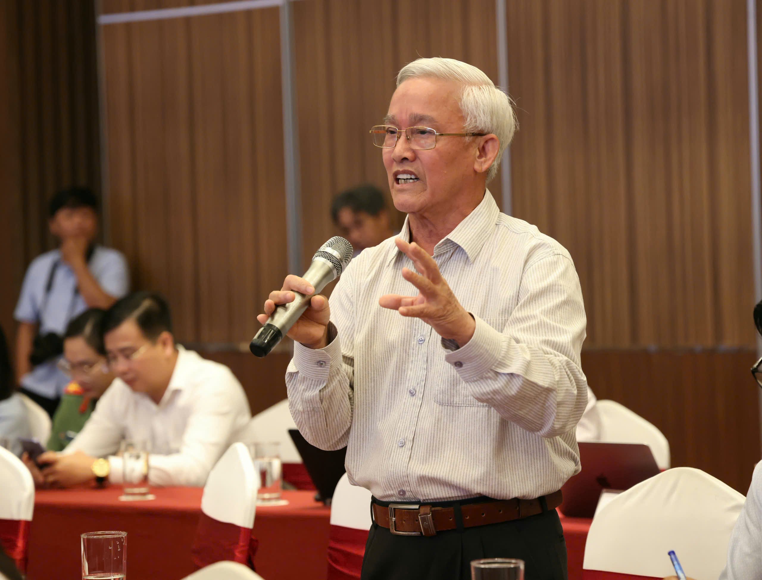 Đại diện các doanh nghiệp phát biểu tại buổi họp mặt.