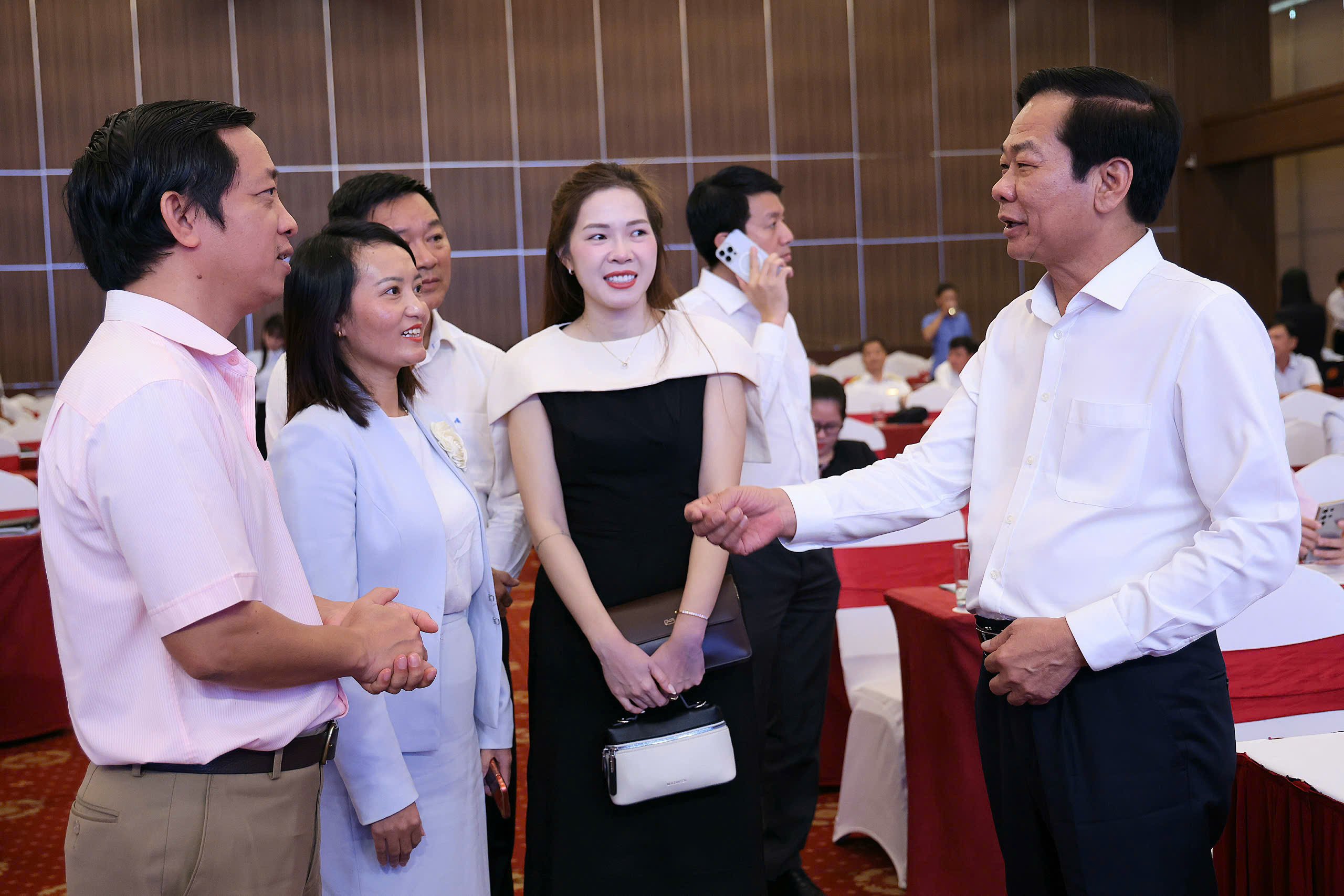 Ông Đỗ Thanh Bình - Ủy viên Ban Chấp hành Trung ương Đảng, Bí thư Thành ủy Cần Thơ trò chuyện với các doanh nghiệp tại buổi họp mặt.