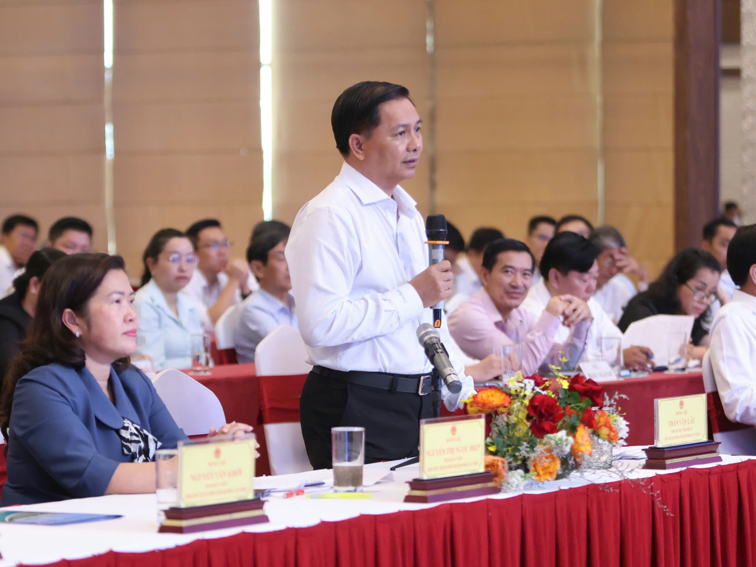 Ông Trần Văn Lâu - Phó Bí thư Thành ủy, Chủ tịch UBND TP. Cần Thơ điều hành nội dung thảo luận tại buổi họp mặt.