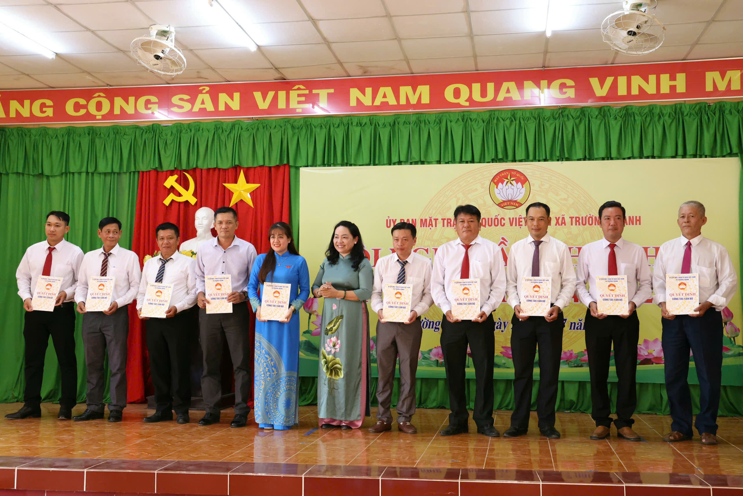 Bà Trần Thị Thiên Thư - Bí thư Đảng uỷ, Chủ tịch Hội đồng nhân dân xã Trường Thành trao quyết định phân công công chức của Đảng uỷ xã.