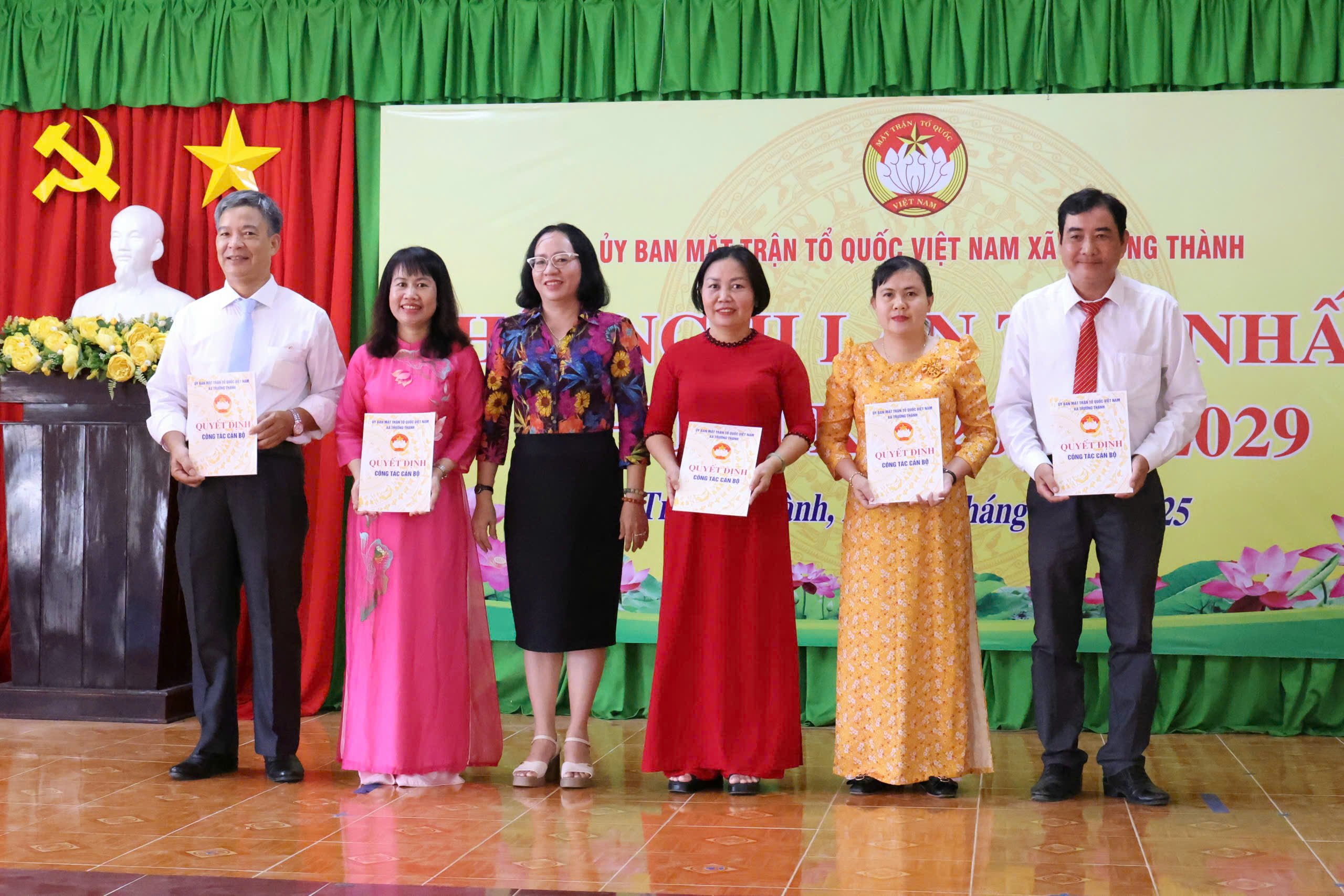 Bà Nguyễn Thuý Hằng - Phó Chủ tịch ủy ban MTTQ Việt Nam TP. Cần Thơ trao quyết định cho Ban Thường trực Ủy ban MTTQVN xã Trường Thành.